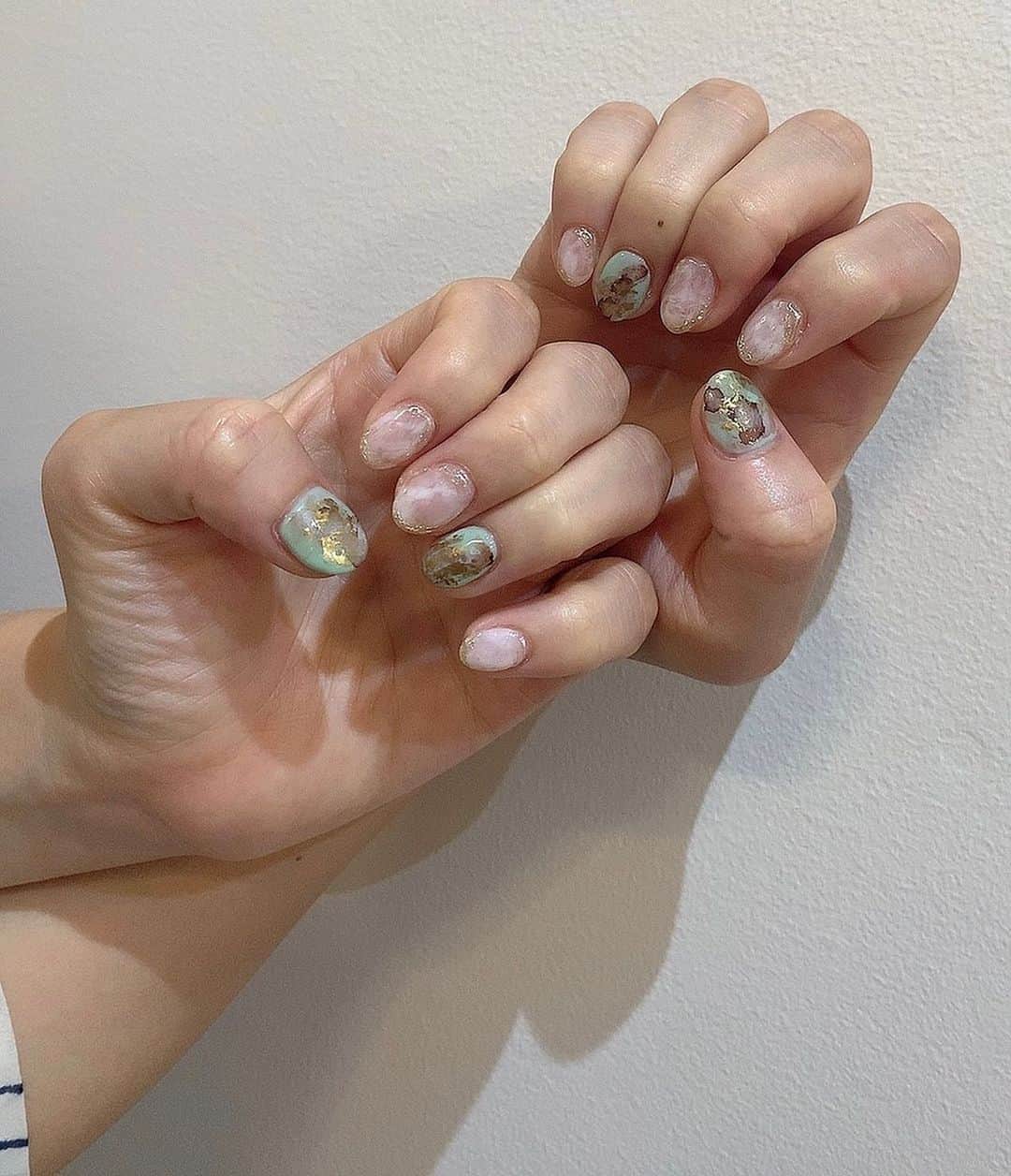 古川いおりのインスタグラム：「そういえば今月は2回ネイルを変えました💅 爪が伸びるのが早いのと激しい作業の中でネイルが割れたり取れたり💦💦💦  2種類とも可愛くて最高にお気に入り💗  1枚目は念願のチョコミントネイル💅 大理石ネイルを足して割った感じにしてもらって大人な雰囲気にしていただきました💚  2枚目はべっこうネイル💅 青の色合いとべっこう色が最高に推し過ぎる💙🧡  いつも本当にありがとうございます☺️💗💗  #ネイル　#シェラックネイル　#大人ネイル　#夏ネイル　#チョコミントネイル  #秋ネイル　#べっこうネイル」