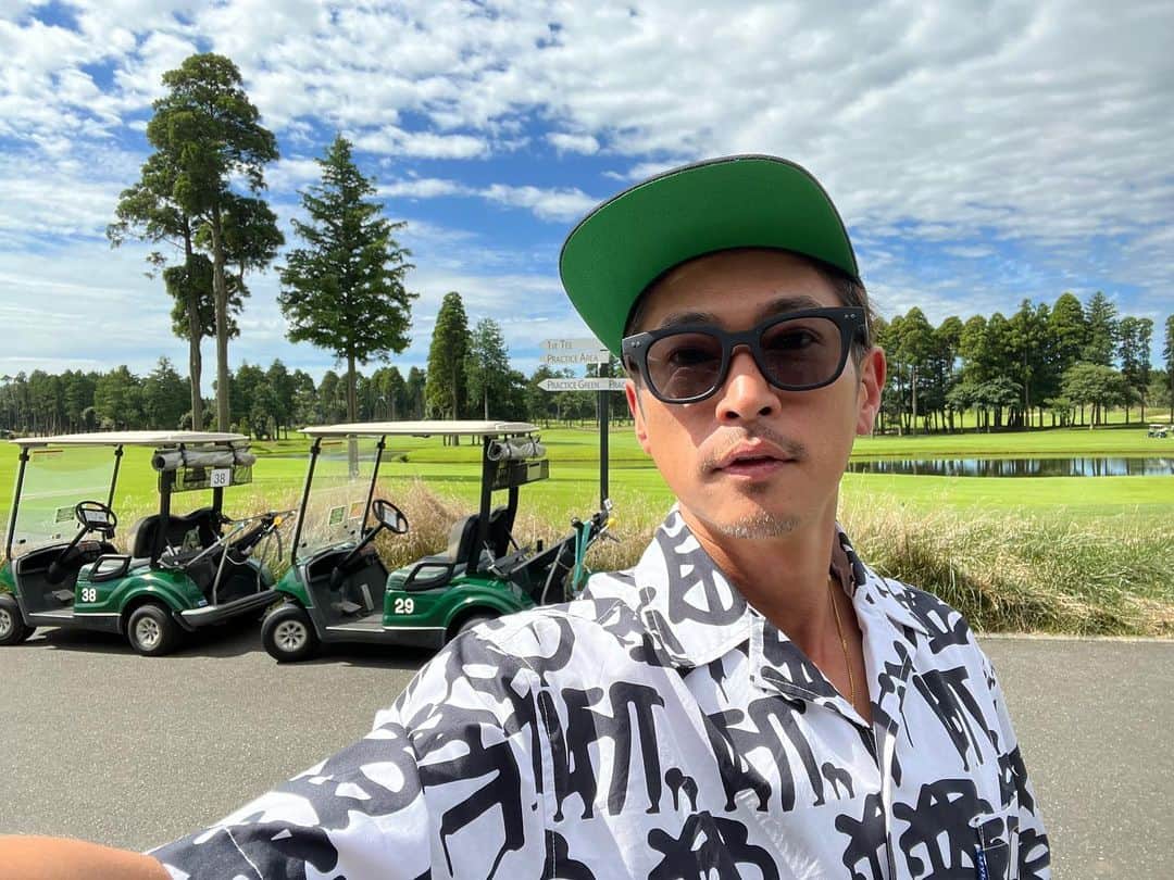 窪塚洋介のインスタグラム：「⚪️105〜115のトコに壁あってね、 旅行で1か月潰れてるとはいえ、 明日で公言してた半年なんだけど、 100切れてなくてね、 まぁこの言い方て日本特有のこだわりらしいけども、 マジ明日エンジョイしながら切るぞっ‼️ 🏌️💨💨💨  写真は最近のごちゃ混ぜ🤲 (最後はオマケでバーディー乗っ取り⛳️)  東京クラシック／霞ヶ浦国際／ローズウッド／伏尾ゴルフ倶楽部 (六甲国際の写真撮り忘れ…🥺)」