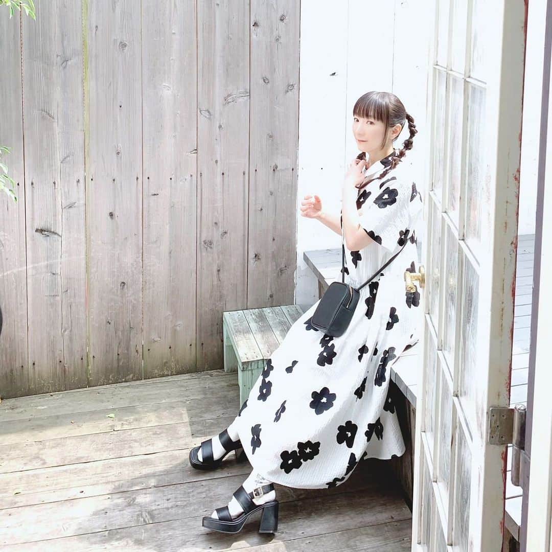堀江由衣さんのインスタグラム写真 - (堀江由衣Instagram)「. 夏休み記念その42♪  ニュータイプ連載撮影の時の写真です♪  白×黒だけど、ちょっと派手な服です。 この黒いバッグ使いやすいです！ お財布が入らない事以外は完璧です（笑）」8月30日 20時32分 - yuihorie_official