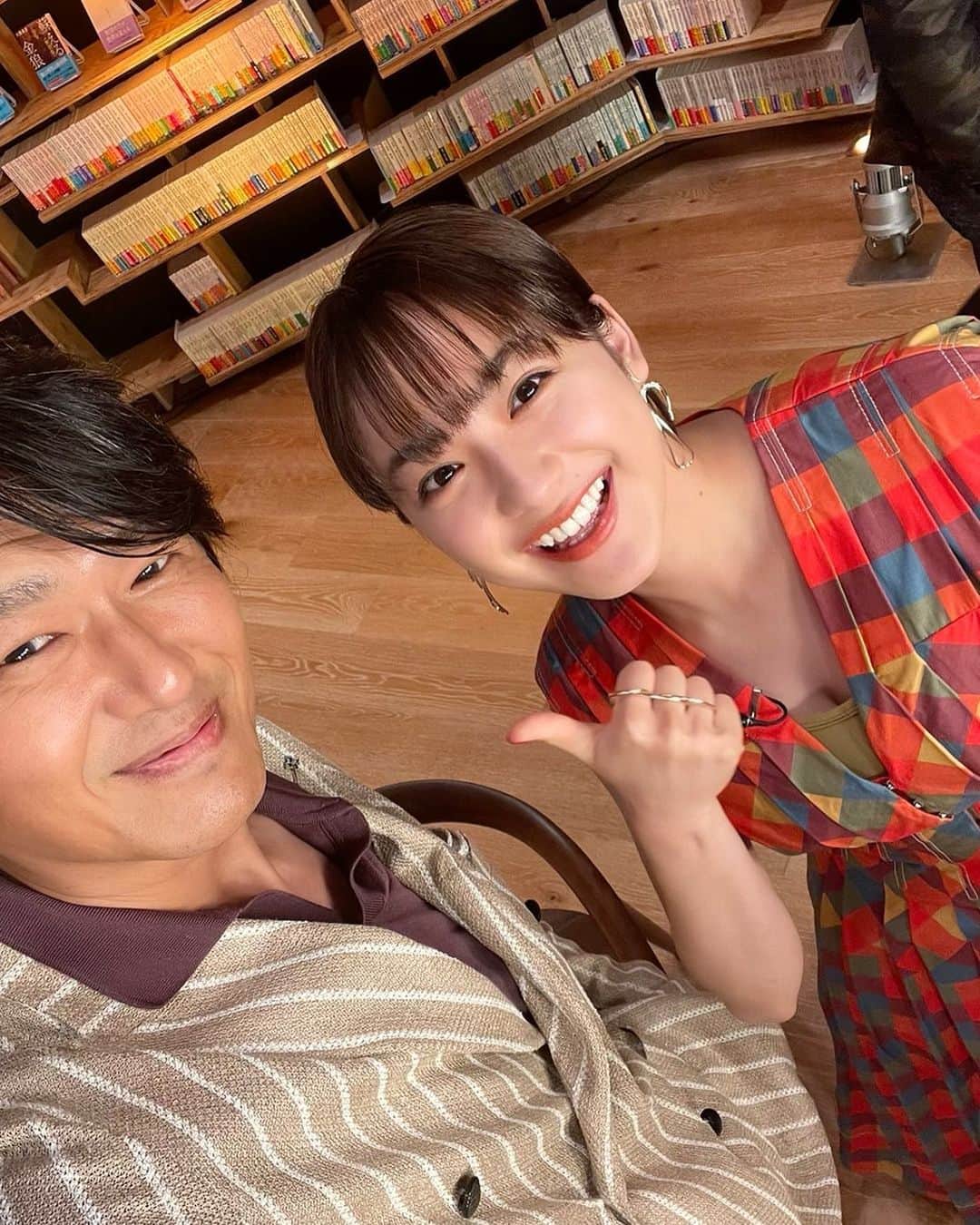 平祐奈のインスタグラム：「📚 THEリアルたち~ﾌｨｸｼｮﾝを超えた現実~ 今夜27:25~28:25 フジテレビにて放送です  オシャレなお父さんと会えてちょっと 恥ずかしかったけどてっげ嬉しかったです🫶 いつも素敵な克典さん✨  ぜひご覧ください☺︎」