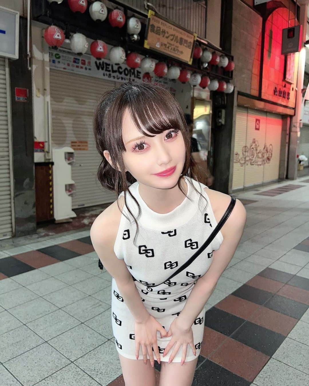 山本望叶のインスタグラム：「夜の難波やでえ  #ootd #code #コーデ #夏服 #ワンピース #gyda #emoda #ポニーテール」