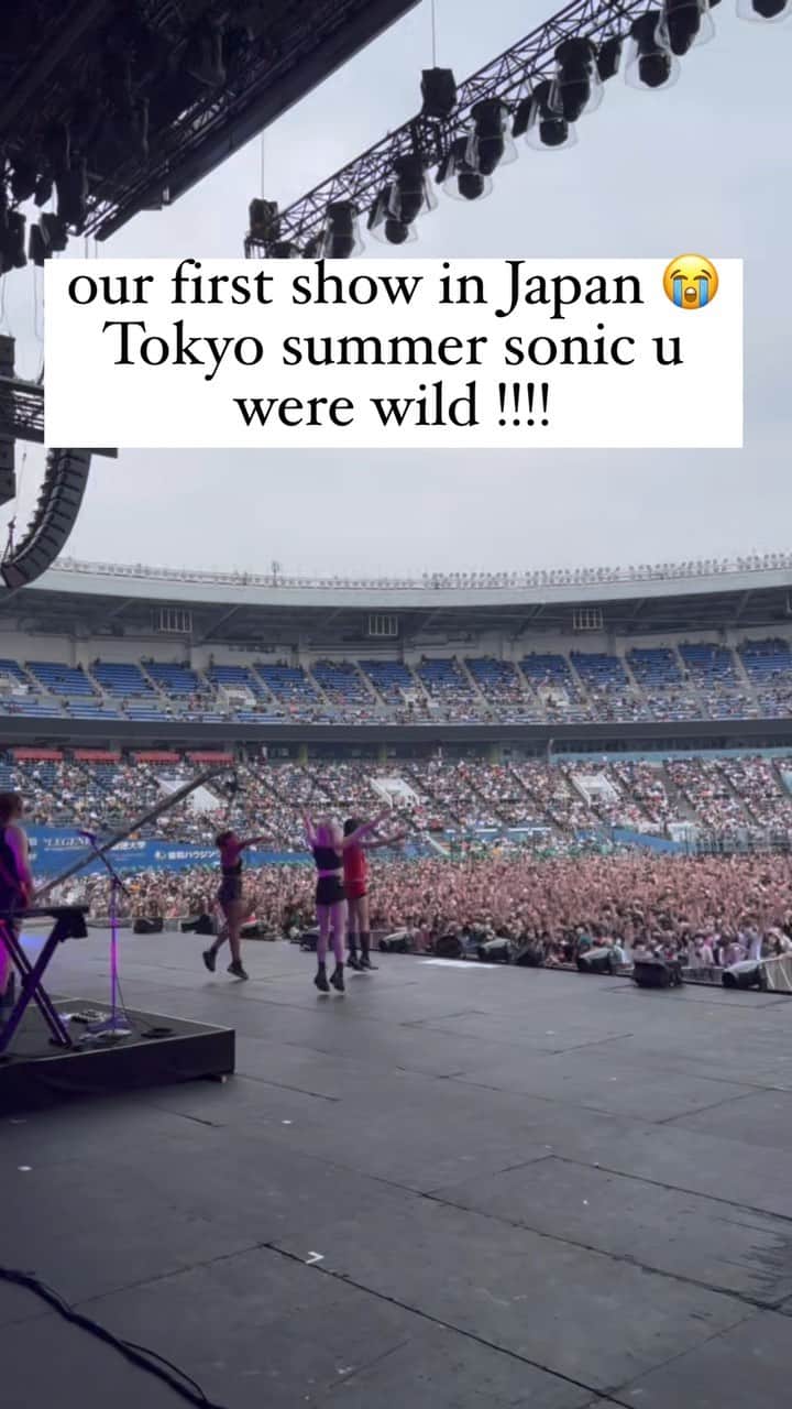 リナ・サワヤマのインスタグラム：「😭😭😭😭😭 TokyoooOOOOOoooh !!!!!! can’t wait to come back to Japan in January for the Hold The Girl tour !!! サマソニ最高でした🥹　2023年1月日本ツアー楽しみに待ってま〜す」