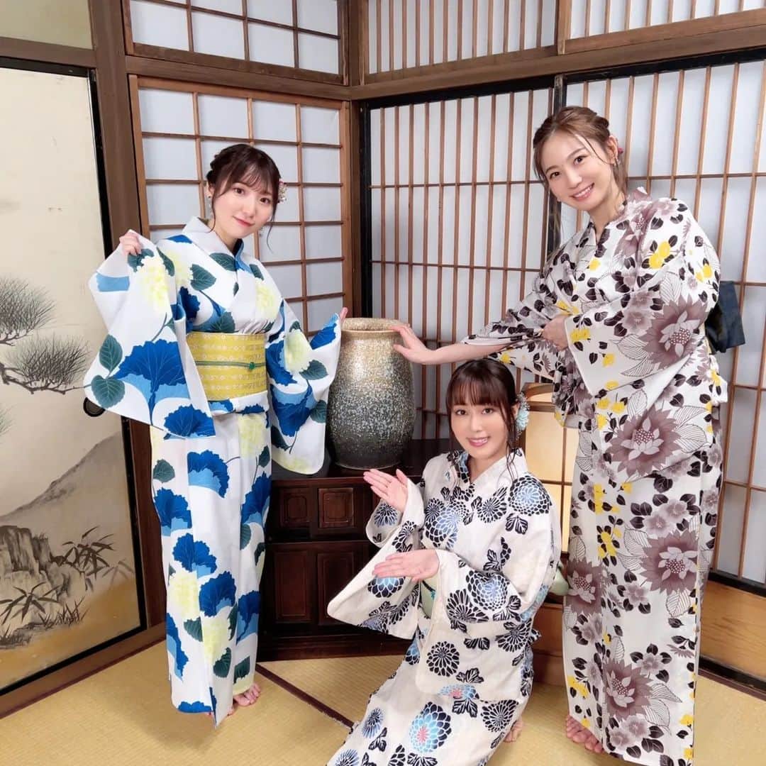 のインスタグラム：「【語ル怪】  第一話、ご視聴ありがとうございました！  日笠しゃんと萌絵ちゃんと笑いまくった楽しい時間でした(笑) 笑える怪談番組！！！🤣  まずはわたしが怪談を朗読いたしました～！ エレベーター乗るのがちょっと怖くなって貰えたら嬉しいです🥰  次回もお楽しみにーー！！  📷️ この壺が最高だったので一緒に撮りました(笑) 2枚目は萌絵ちゃんが撮ってくれました🥰 お二人の浴衣姿も素敵すぎた～😍😍😍  また全て放送されたら、他の写真も載せますね～👻  #語ル怪 #日笠陽子 #豊田萌絵 #安済知佳」