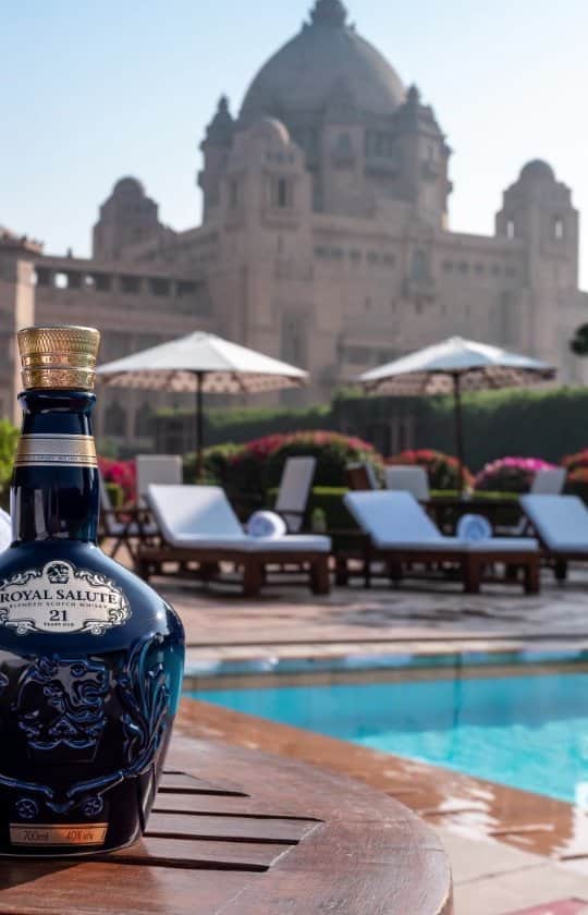 Royal Saluteのインスタグラム：「A different class of poolside bar. Make a splash this summer with The 21 Year Old Signature Blend.」
