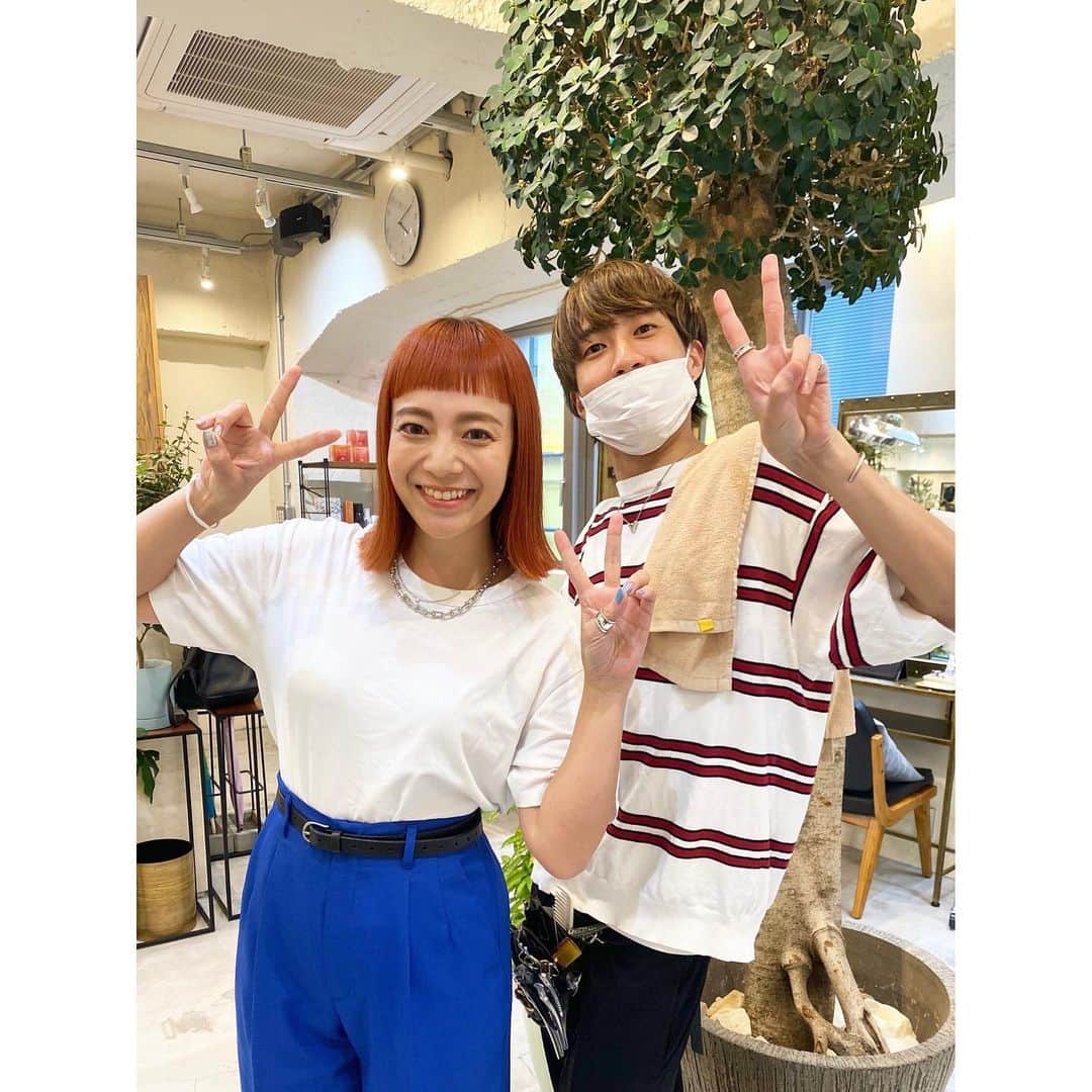 樋口智子のインスタグラム：「❤️‍🔥New❤️‍🔥 💗🧡オレンジピンク🧡💗 どーせすぐ落ちちゃうから、最初は濃いめにして、落ちてきた色を楽しめる感じにしてもらった🥰 ハイトーンお上手な @_kawashima_121 にカラーもカットもお願いしました☺️ 前髪もすぐ伸びちゃうし、さっぱりと短め😂 @belle__shinjuku  @hair_salon_belle いつもありがとうございます🙏✨  #ハイトーンカラー #カラー #ブリーチカラー #ヘアカラー #ぱっつん前髪 #オン眉 #オン眉ボブ #ぱっつんボブ #ストレートヘア #外ハネボブ #ピンクオレンジ #草間彌生 笑」