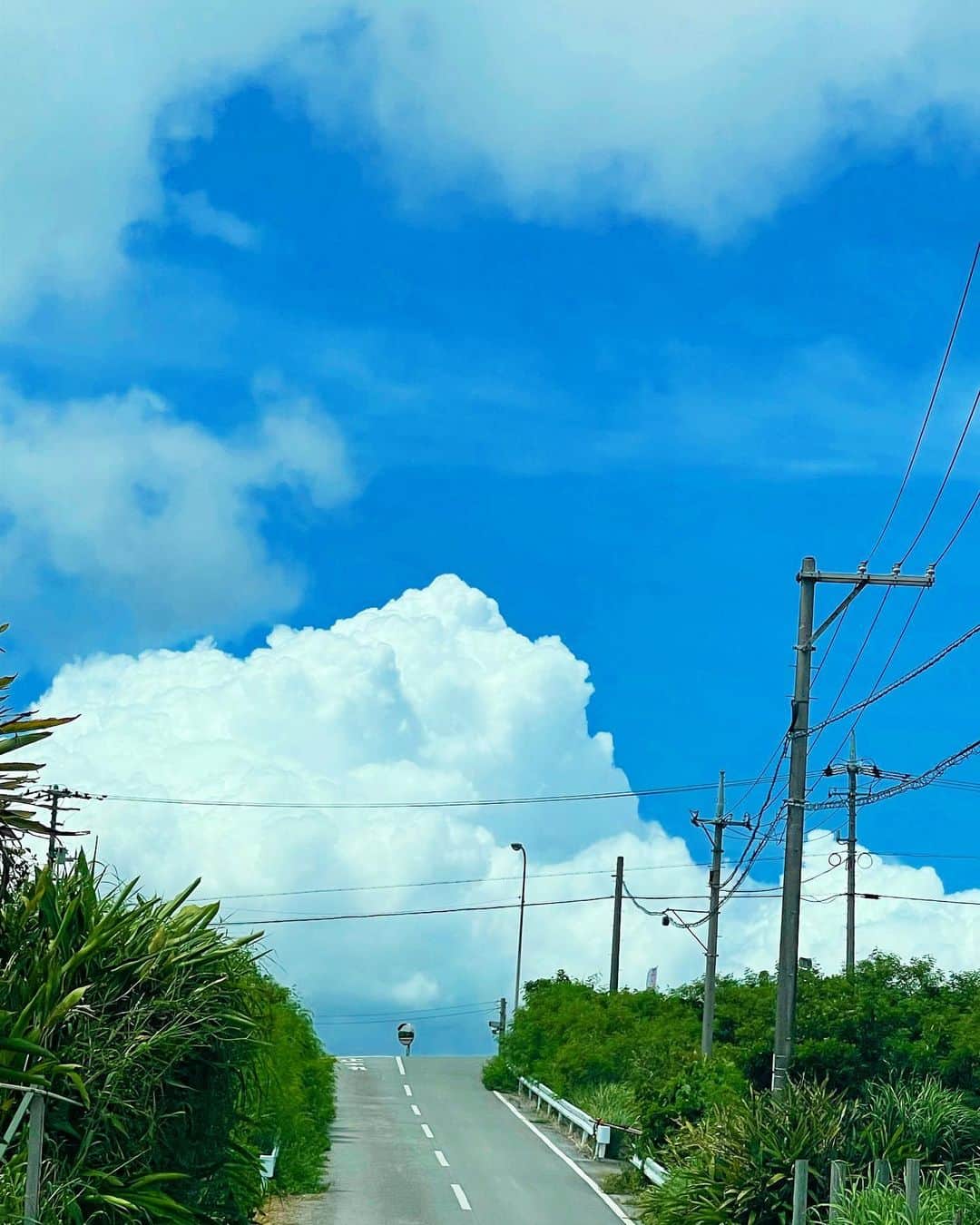 荻野由佳のインスタグラム：「絵に書いたような雲の夏空🎐 明日で8月最後だー！ 最近は夜も涼しくて秋の訪れをかんじます🎃🍁🍄🌰」