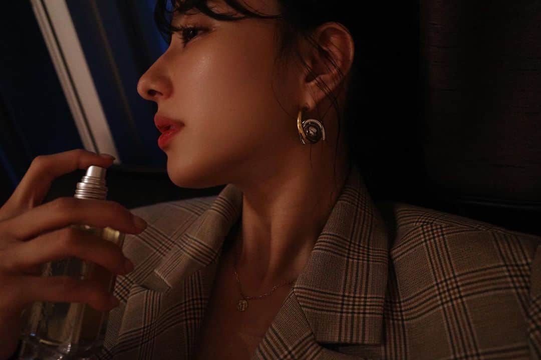 愛甲千笑美のインスタグラム：「_ もうすぐ夏が終わるので ロクシタンの金木犀の香り ”オスマンサス”の香水を使い始めました☺️ 本物の金木犀に近い香りで、 1年分の在庫が２週間で売り切れた幻の香り😵💭 店頭で自分にぴったりの香水がわかる フレグランス診断してくれるみたいです♡   @loccitane_jp  #ロクシタン #ふりむかれ香水 #ロクシタンオスマンサス #loccitanepr #金木犀女子になろう #香水 #おすすめ香水 #自分磨き #フレグランス #香りのある暮らし #香水コレクション」