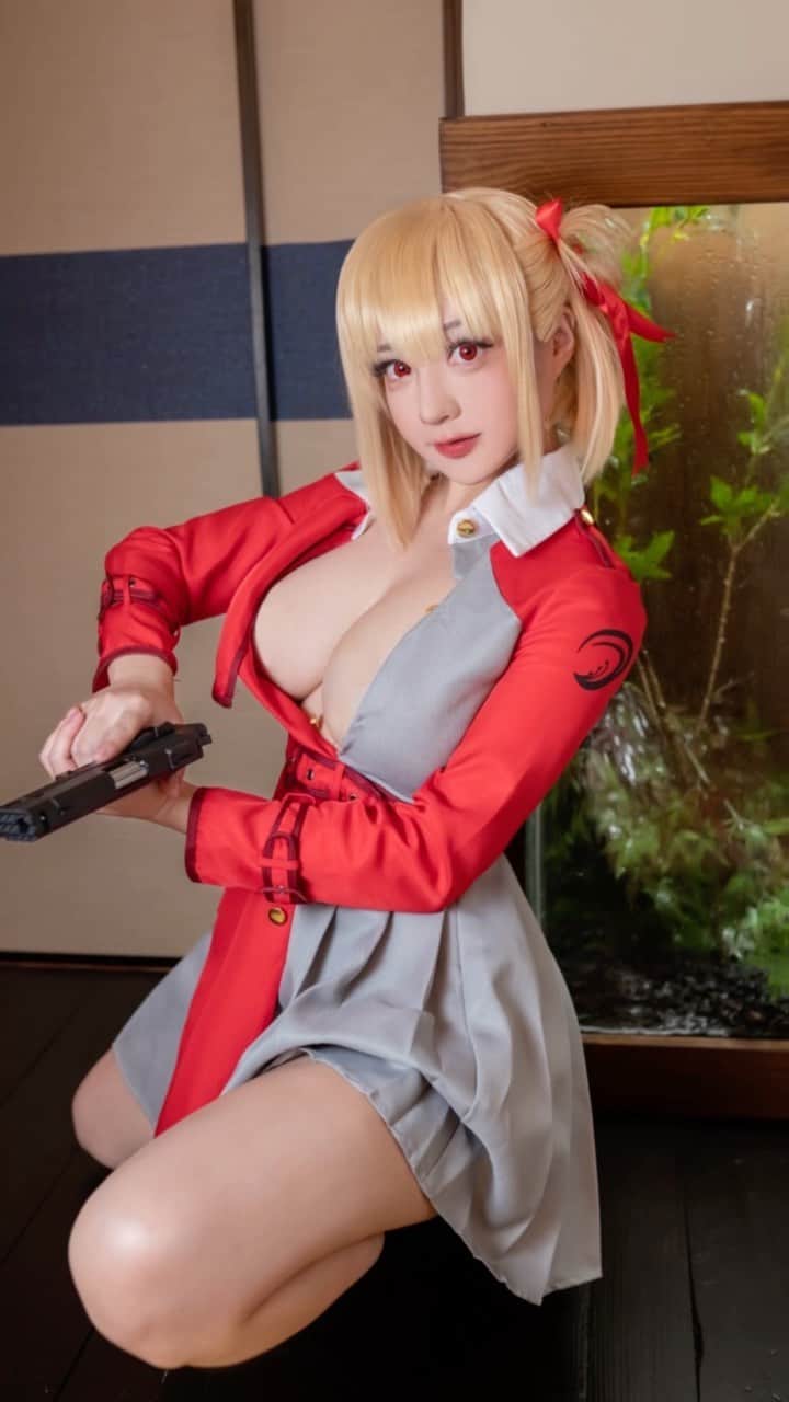 千尋のインスタグラム：「Last 1 days!!!Get pics now 最後一天啦!!!快來獲得千尋8月份的寫真套圖>口<! Get pics to story 🔗見限動  8月Tier5 LycorisRecoil 莉可麗絲 25枚 / 個人照 10枚 / 和 Sameki Lan 的合照 (這部分與sameki提供的內容不同、 想獲得完整照片也可以訂閱sameki!)  August's Tier 5 pictures are now available! 25 exclusive pictures with yours truly 10 exclusive pictures that include both me and the amazing Sameki (Please check out Sameki's Patreon for exclusive content from our sexy photoshoot together!  Subscribe to her as well to collect them all)   #リコリス　＃リコリコ　#cosplay #cosplaygirl」