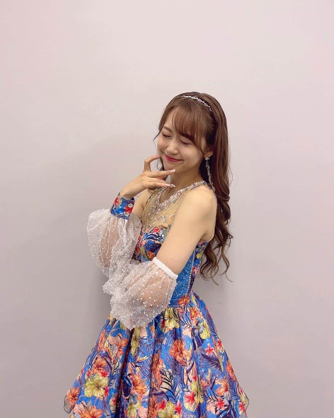 芹澤優のインスタグラム：「・  あたいこの衣装大好き‼︎  渚のマーメイドって感じ🐬🫧  エクステつけてるから超ロングで可愛いよね〜KPOP感がめちゃすきぃ  佐伯さんいつもありがとうございます🤍  #エクステ #可愛くて最高 #気分はるんるん」