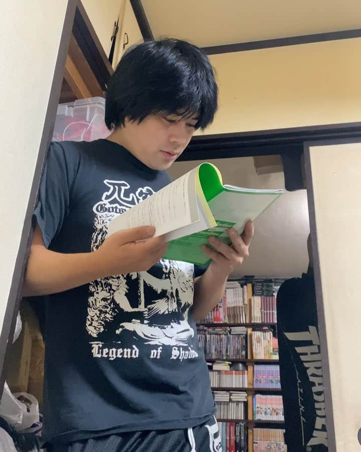 蛭川 慎太郎のインスタグラム：「明日、免許センターで学科試験受けてきます！ 受かるかなぁ〜… #出題者 #同居人 #橋山メイデン」