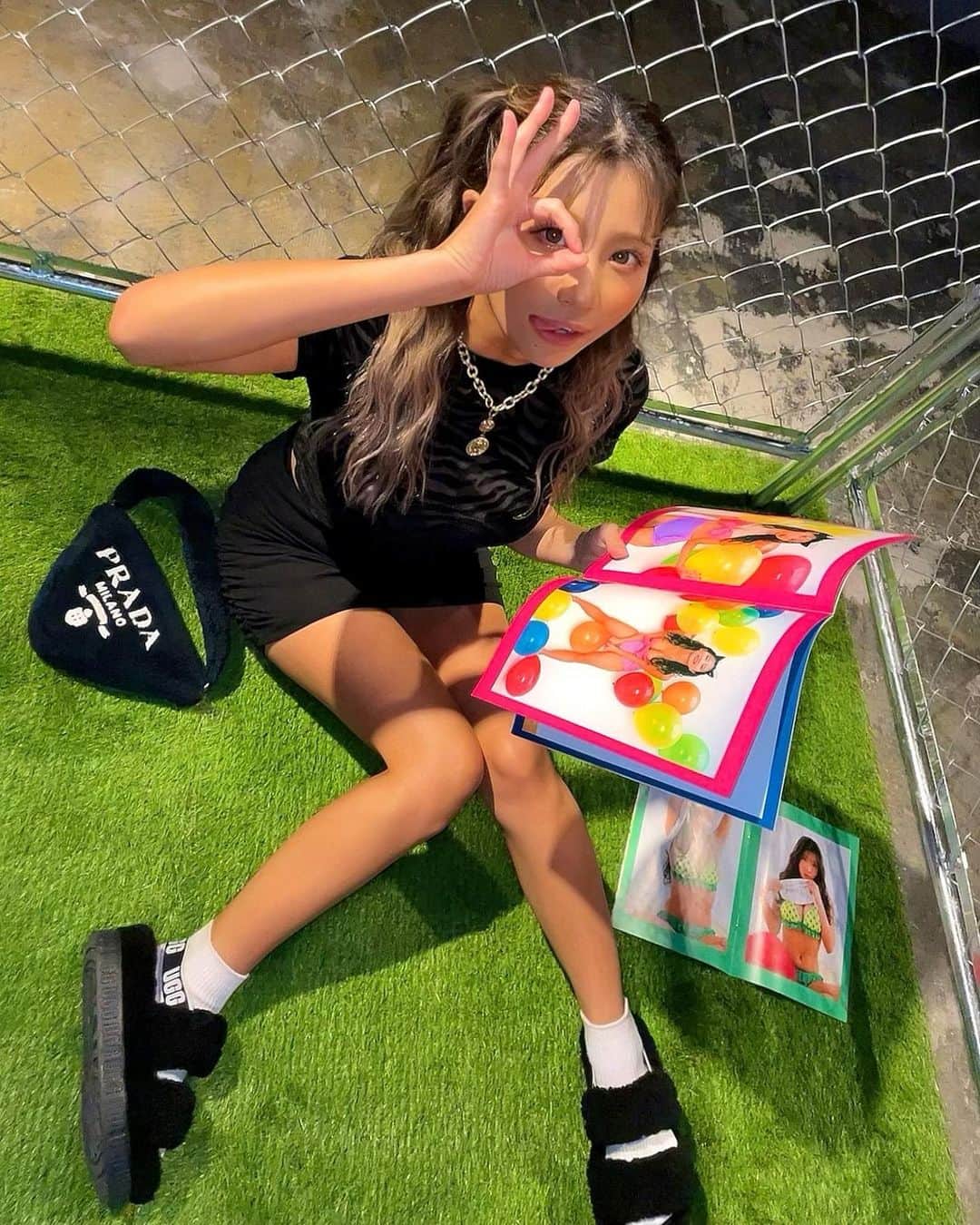 のインスタグラム：「. .  あした8/31〜9/11 ラフォーレ原宿6Fにて 「PEEP展」始まります🍒  子供の頃、公園の裏でHな雑誌を覗き見した そんな懐かしい気分が味わえるから しゃがみ込んで覗き見てね🫣💖うふ  わたしは 9/3 15:00〜15:45で 会場に居るので会いにきてね💖  遊びに来てくれた方は ツーショット写真2枚OKなので 一緒に写真撮ろ😜✌🏾🌈 (マスク着用)  会場で先行発売するグッズもばちかわだから みんなGETしてえええええ🍒  👁‍🗨 @peep_art_  💄 @youca1220  📸 @sanomadoka_photo  👙 @samukashiwagi   . .」