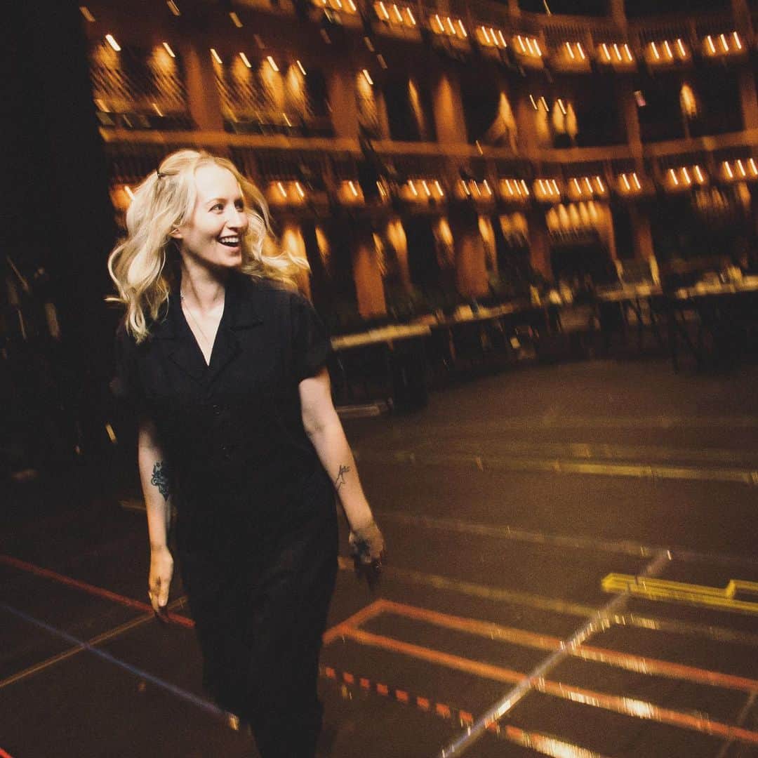 イングリッド・マイケルソンのインスタグラム：「pure joy. my happiest place. previews start in one week. 💙📖」