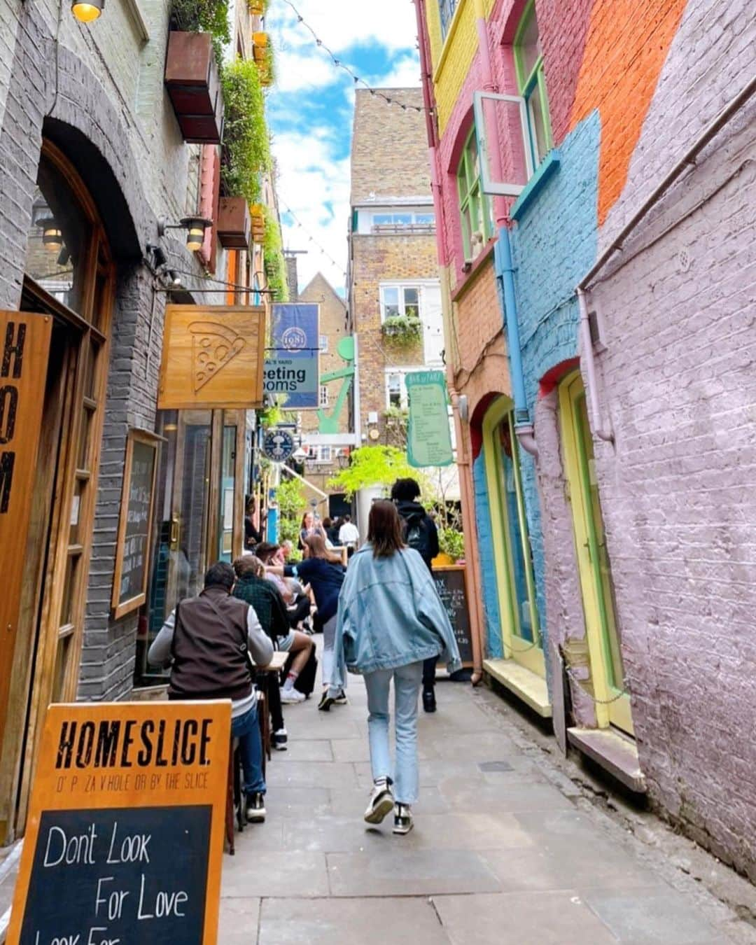 畑田亜希さんのインスタグラム写真 - (畑田亜希Instagram)「Neal's Yard🇬🇧素敵なBarやCafeが沢山！オシャレで可愛い街があり過ぎて追いつけない🥲  旅行に行くと必ず乗る二階建てバス🚌イヤホン壊れてて雑音で案内してくれました🤣  最後はエリザベス女王の飼っているワンちゃん🐶👑至る所にマスコットなどが置いてあってついつい記念写真❤️  #2022 #london #unitedkingdom #summerholiday #deckbus #qweenelizabeth #nealsyard  #コーギー #ロンドン観光」8月31日 10時00分 - akihatada