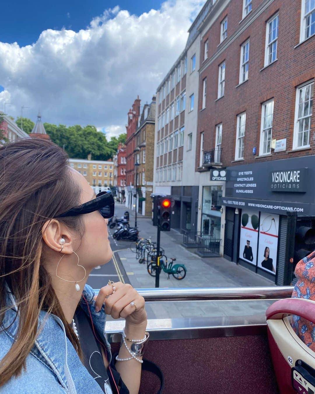 畑田亜希さんのインスタグラム写真 - (畑田亜希Instagram)「Neal's Yard🇬🇧素敵なBarやCafeが沢山！オシャレで可愛い街があり過ぎて追いつけない🥲  旅行に行くと必ず乗る二階建てバス🚌イヤホン壊れてて雑音で案内してくれました🤣  最後はエリザベス女王の飼っているワンちゃん🐶👑至る所にマスコットなどが置いてあってついつい記念写真❤️  #2022 #london #unitedkingdom #summerholiday #deckbus #qweenelizabeth #nealsyard  #コーギー #ロンドン観光」8月31日 10時00分 - akihatada