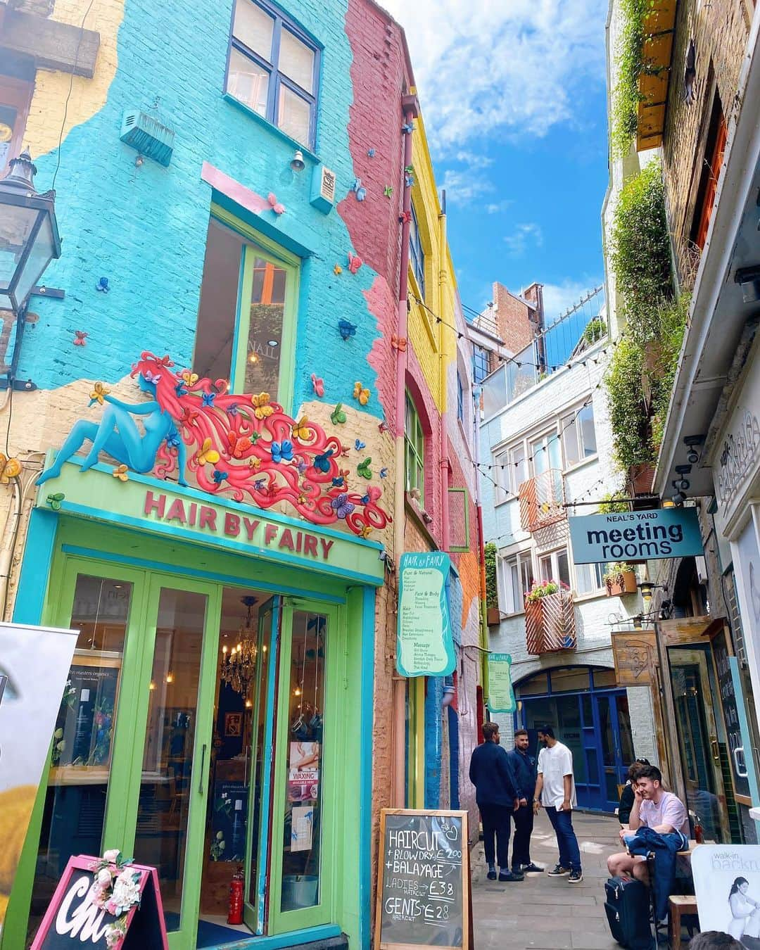 畑田亜希さんのインスタグラム写真 - (畑田亜希Instagram)「Neal's Yard🇬🇧素敵なBarやCafeが沢山！オシャレで可愛い街があり過ぎて追いつけない🥲  旅行に行くと必ず乗る二階建てバス🚌イヤホン壊れてて雑音で案内してくれました🤣  最後はエリザベス女王の飼っているワンちゃん🐶👑至る所にマスコットなどが置いてあってついつい記念写真❤️  #2022 #london #unitedkingdom #summerholiday #deckbus #qweenelizabeth #nealsyard  #コーギー #ロンドン観光」8月31日 10時00分 - akihatada