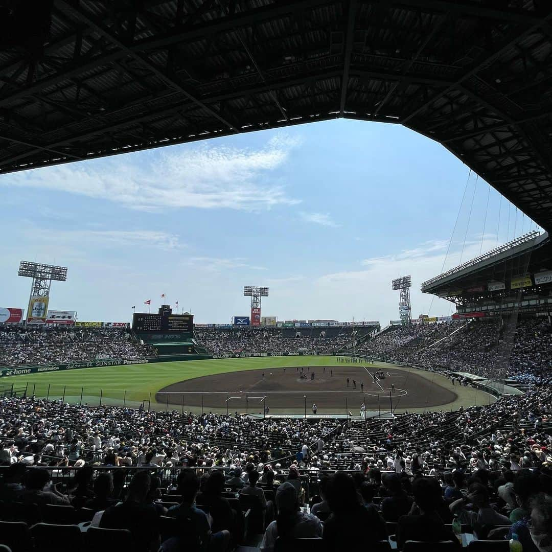 塚田文さんのインスタグラム写真 - (塚田文Instagram)「#第104回全国高等学校野球選手権大会 の#決勝戦 を #甲子園球場  で#観戦  できたことはこの#夏の思い出 #高校球児 #皆さんに感謝   9回の下関国際の攻撃では、吹奏楽の応援に合わせて場内から手拍子がすごかったな。  あぁ、青春のど真ん中！そう思いながらおばちゃんは応援してました😆✨  #下関国際 #仙台育英」8月31日 2時03分 - tsukadaaya1976