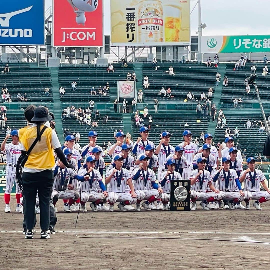 塚田文さんのインスタグラム写真 - (塚田文Instagram)「#第104回全国高等学校野球選手権大会 の#決勝戦 を #甲子園球場  で#観戦  できたことはこの#夏の思い出 #高校球児 #皆さんに感謝   9回の下関国際の攻撃では、吹奏楽の応援に合わせて場内から手拍子がすごかったな。  あぁ、青春のど真ん中！そう思いながらおばちゃんは応援してました😆✨  #下関国際 #仙台育英」8月31日 2時03分 - tsukadaaya1976