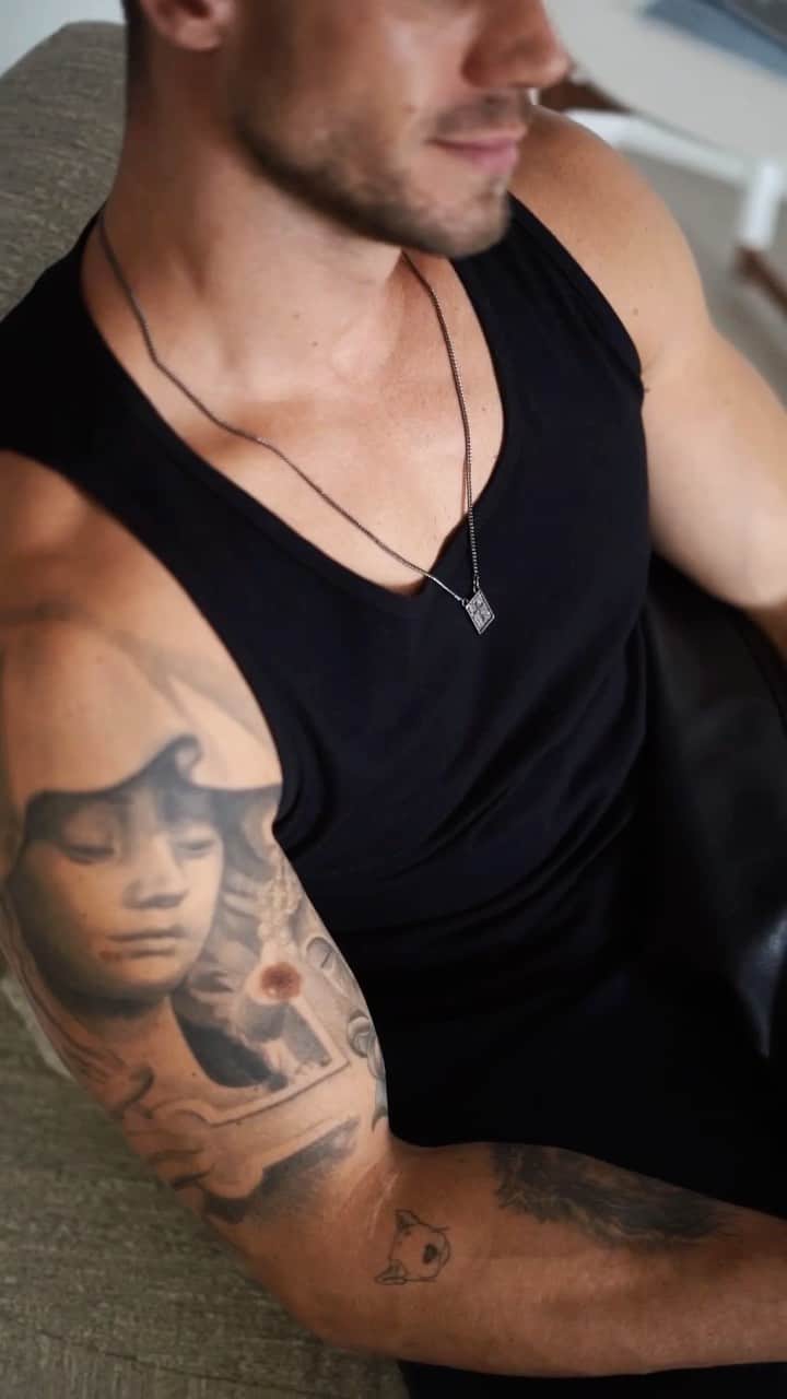 Jonas Sulzbachのインスタグラム：「Se arrume comigo 🖤  Calça: @zara  Regata: @calvinkleinbrasil  Jaqueta: @johnjohn  Tênis: @sportlight.store AJ  Vídeo: @victorribeiros」