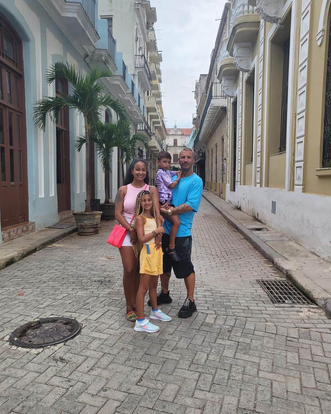 アレクシス・ルアーノのインスタグラム：「Cuba 🇨🇺 2022 con mi familia y mi gente ❤️🤗」