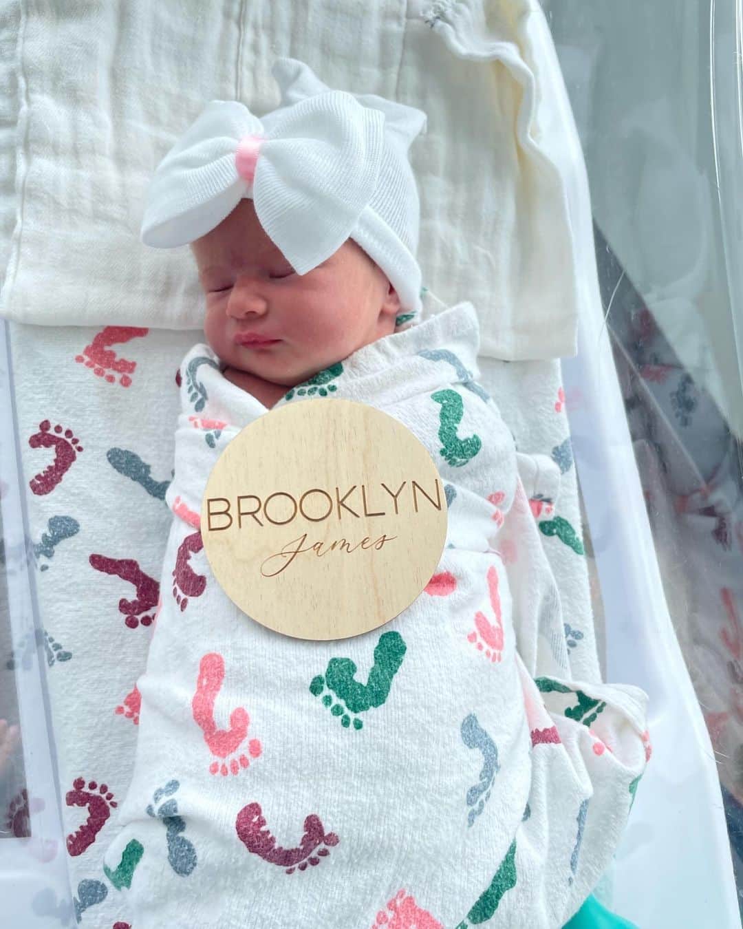 ネイサン・エイドリアンのインスタグラム：「Baby Brooklyn James Adrian has arrived! She was born August 25th to two very happy parents. Stay tuned to my stories for obnoxious amounts of baby photos that I don’t want to clog your main feed with 😀.」