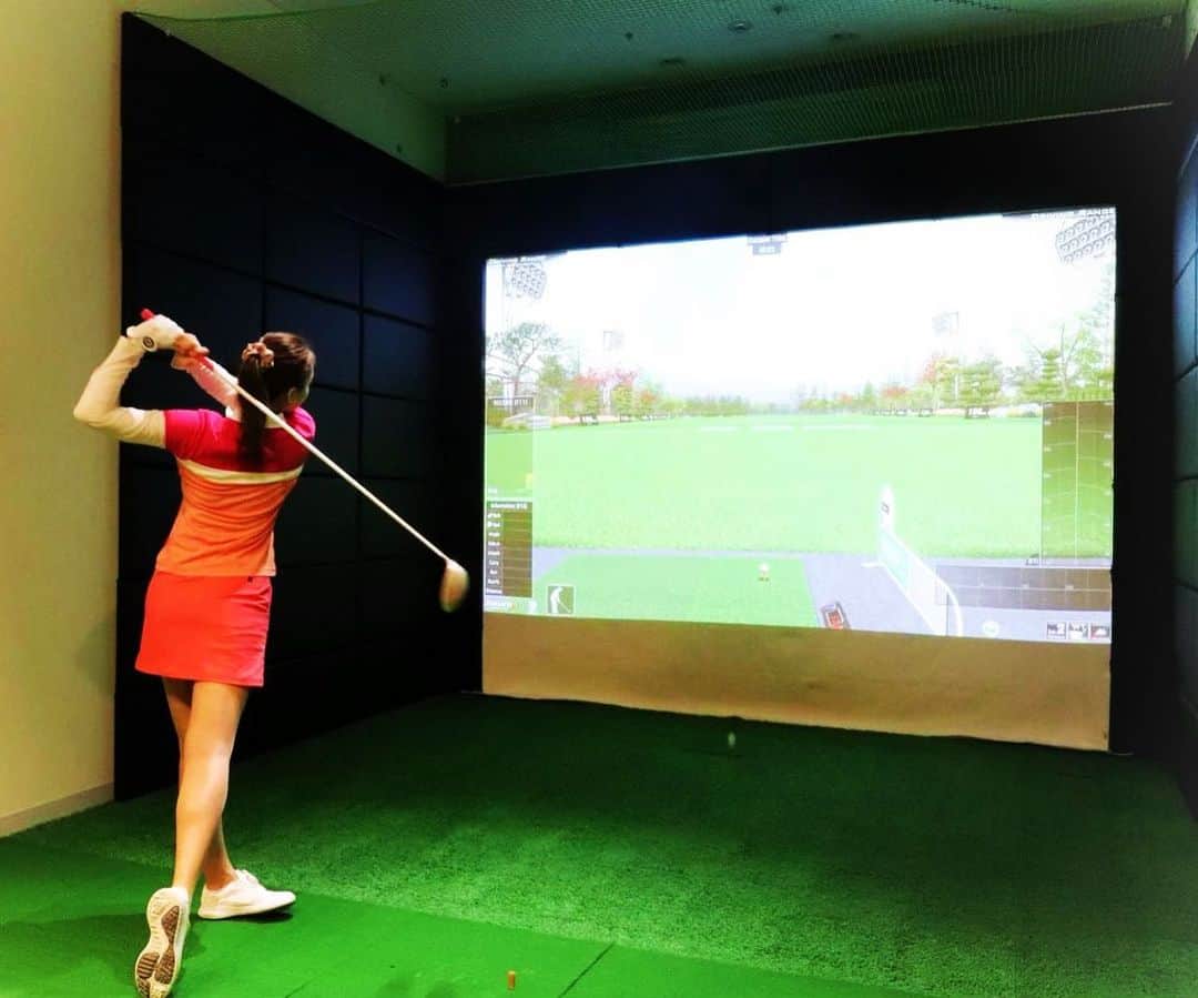 中村果生莉のインスタグラム：「⛳️ . . . ヘルニアの再発が怖すぎてずっとクラブ握れずにいたけど、先日#グランド日航台場 ホテル内の会員制フィットネスクラブ【Le CLUB】の撮影で、数年ぶりにクラブ振ったら意外と当たってくれたのでまたハマりそう😂(単純)  身体のケアしていただいてる先生からもだいぶ前にOK出てるのに練習サボってて、行くたびにまだやってないのかと催促されるので(笑)  またちゃんと練習しようかなーー🤣笑笑  秋はコース行くには最高の季節だしなぁ🥹 . . . #ゴルフ #golf #ゴルフ女子  #グランド日航台場  #フィットネスクラブ #モデル #撮影」