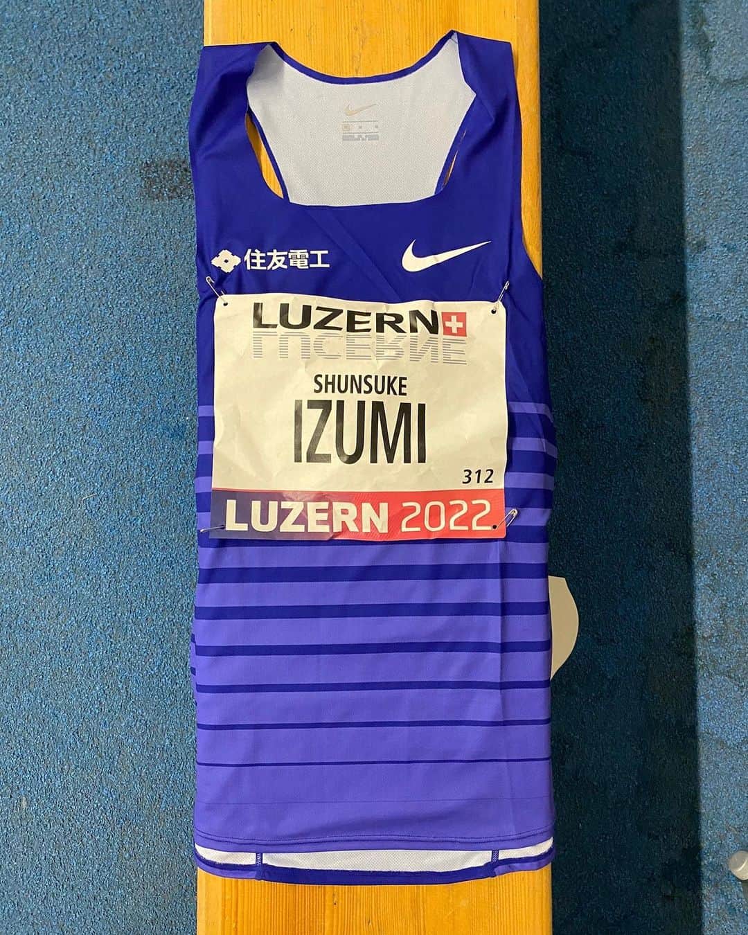泉谷駿介のインスタグラム：「どうも。IZUMIです。 🇨🇭ルツェルン 雨と向かい風強かったけど、それに負けないくらい会場の雰囲気良くてとても楽しい試合でした！  NEXT ベルリン🇩🇪  4枚目　ベンチに座ってる選手全員同じBeatsのイヤホン。笑  3人同じ色。笑  #仲良し #音楽なに聴いてんのかな #IZUMI #いずみぃー」
