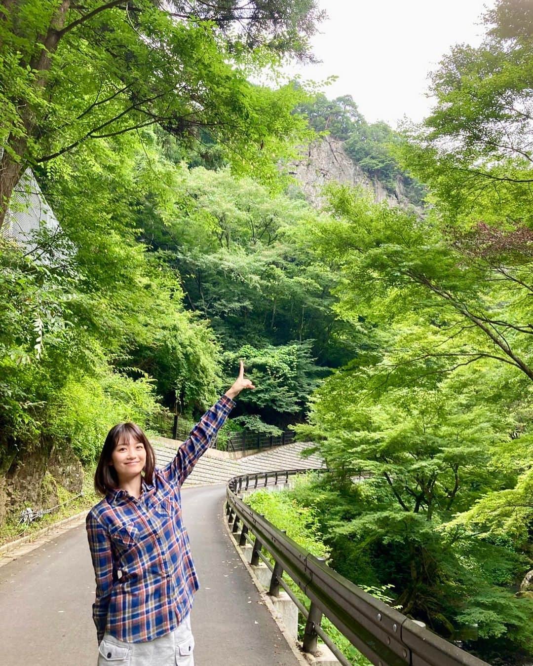 森田涼花のインスタグラム：「本日8月31日(水)よる9時～放送 『刑事7人』第8話 小柳早智として出演しています。 ▫️◽️▫️◽️ 綱を頼りにみんなで手を取り合い 山を登り現場に向かったり、 安養寺監督はじめ久しぶりに会えた スタッフキャストの方もいて、撮影とても楽しかった⛰  お話はミステリー緊張感ある密室劇どきどきな展開です。 ぜひご覧ください🫶  〈Story〉 遺族に遺留品を届けるべく、坂下路敏（小瀧望）と 野々村拓海（白洲迅）は奥多摩の山を登っていた。 この遺留品は、6カ月前に大学時代のサークル仲間たちと朝日を見に行くためにナイトハイクに出かけ、 その道中、山道から足を踏み外し後頭部を強打して 死亡した小柳早智（森田涼花）の物だった。 やがて路敏と拓海は、早智の父親で山岳写真家である 哲夫（田中要次）が所持する山荘に到着。 娘の事故後は、携帯も圏外のこの山荘で ひとりで過ごしているという。 部屋に迎え入れられる二人だが、路敏は玄関に雨に濡れた傘が置かれていた形跡があることや少し前に線香をあげた灰の跡に気付く。 路敏と拓海、哲夫以外にも、誰か山荘にいるのだろうか――？」
