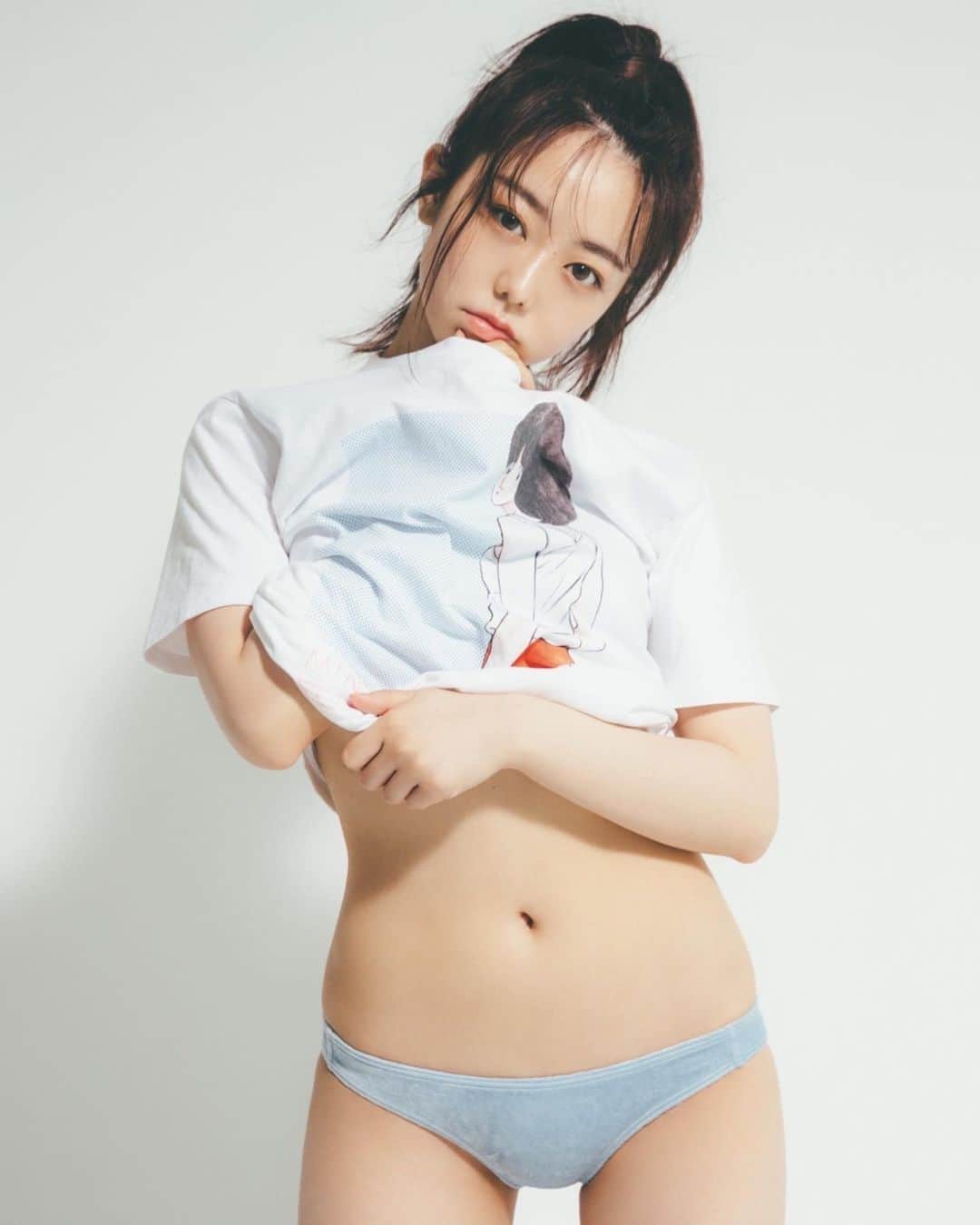 峯岸みなみのインスタグラム：「おはようございます！ いよいよスタイルブック発売まであと1日。ﾄﾞｷﾄﾞｷ 私がいつもやっている短期集中ボディメイクなどについても細かく紹介しているので気になる方はぜひ💙お気に入りのみなみちゃんTシャツは私物です❤️  #峯岸スタイルブック #短所ネガティブ長所ネガティブ  #ネガネガ」