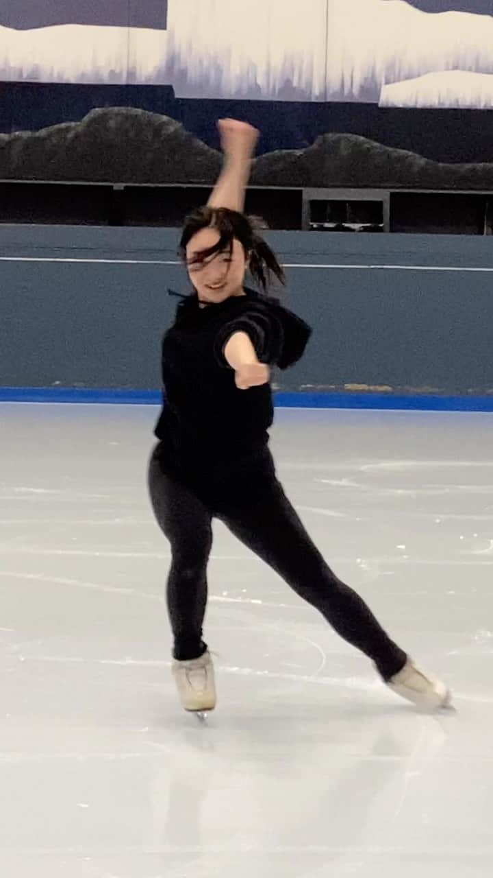 Megan Yimのインスタグラム：「Finished choreographing this solo for a Hong Kong figure skater 💗🫶🏻 Soooo happy that I got the opportunity to choreograph to this song!!! Surprisingly smooth to choreograph to 🤪💗 It was super fun ☺️☺️」