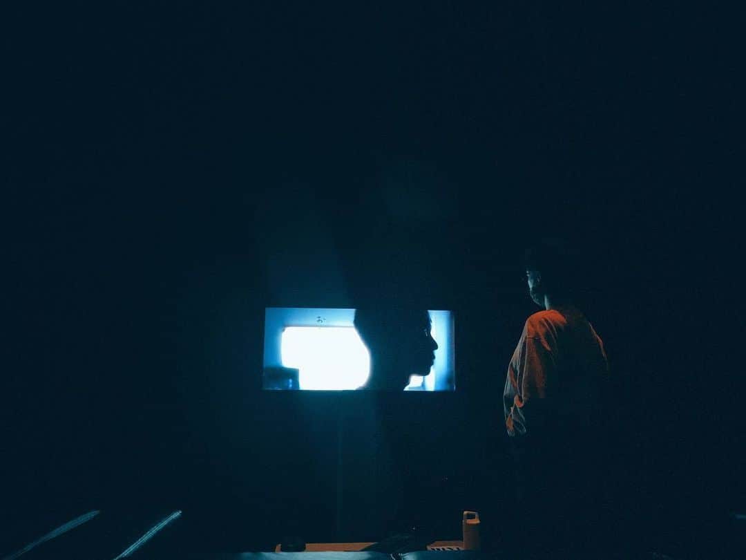 水川あさみのインスタグラム：「MIRRORLIAR FILMS Season4 『おとこのことを』公開まであと2日🎬  グレーディング作業の写真。 カメラマンをしてくれた関さんが色々と色味の加減を調整してくれていた日の写真🙏 わたしはただただ画面を見つめます。笑」
