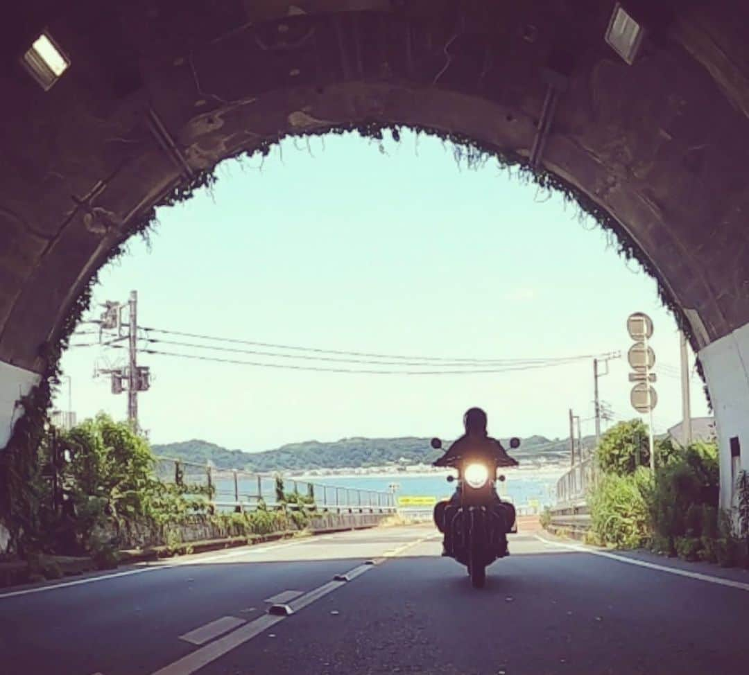 吉永愛さんのインスタグラム写真 - (吉永愛Instagram)「涼しくなってきたねー🏍 …が、雨が続くね🤣 台風も心配💨 #トンネル  #海風  #バイクpic #愛loveバイク🏍  #海沿いライダー  #トライアンフボンネビルt120  #triumph  #トライアンフ  #夫婦ライダー  #バイク  #バイク女子 #オト女  #アラフィフ」8月31日 8時27分 - a.i.yy