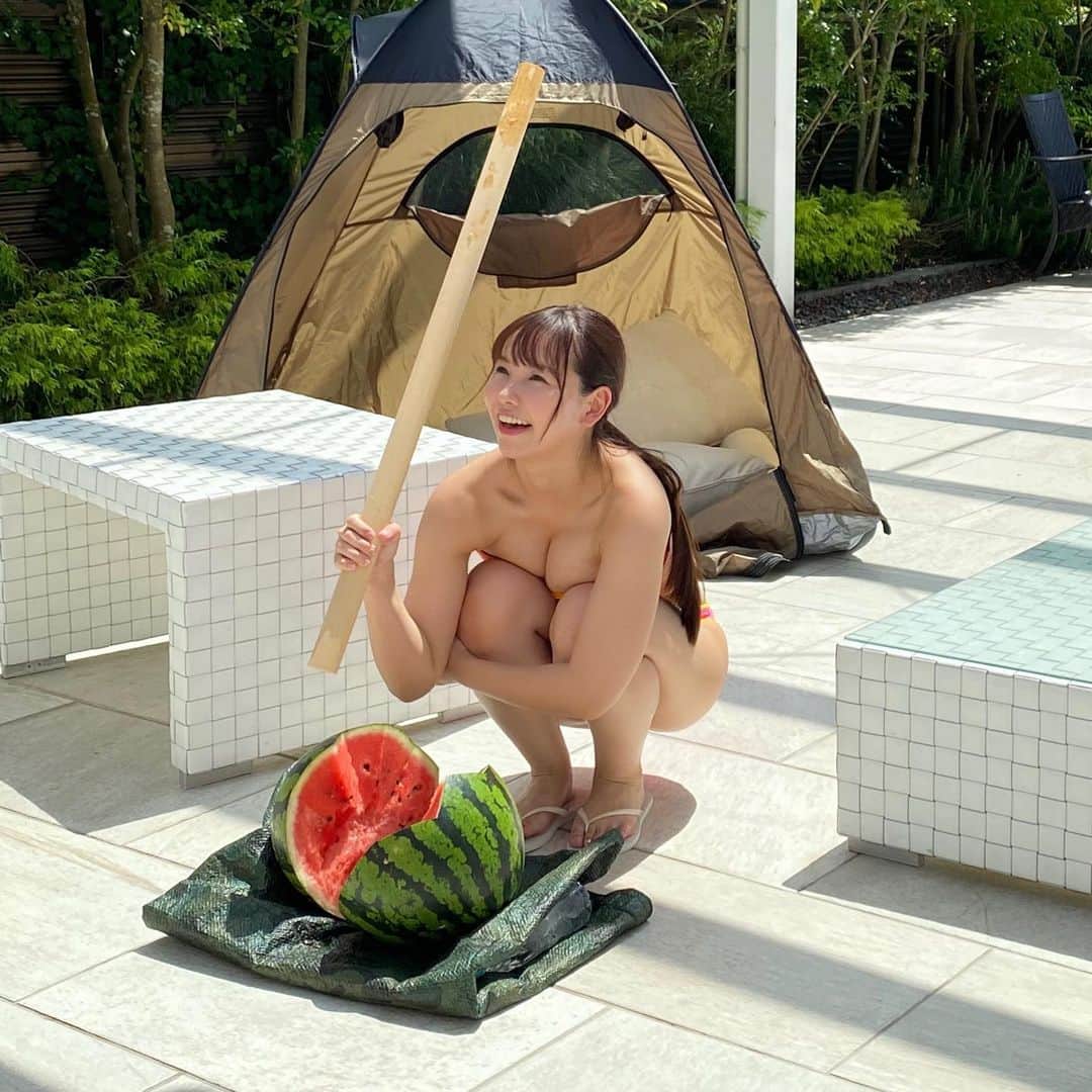 本郷柚巴のインスタグラム：「今日発売のBUBKAさんでは 表紙を飾らせていただきました🍉  スイカ割りしたりプール入ったりプライベートでは出来なかったことを沢山させていただけて幸せでした☺️  いっぱい見てください👀  （パイナップルの芯が固かった🍍）  #BUBKA さん #オフショット #夏 #スイカ割り #プール」