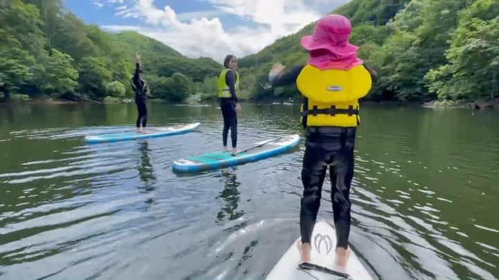 田沢美亜のインスタグラム：「夏の思い出  キュートな姉妹とはしゃいだ日😆  気持ち良かったな〜  thank you  @sawa_iam @takeg7   #水上 #洞元湖 #早朝の湖SUP #二拠点生活 #群馬 #水上ファミリー」