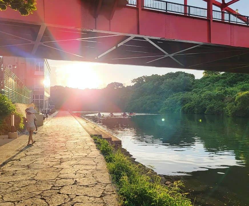 本仮屋リイナのインスタグラム：「ありがとう2022年８月🍉 わたしのわがままで沖縄に長期滞在した夏でしたが、夫がふと、「人生一たのしい夏休みだったなぁ。」と呟いたので、ほ🍵家族そろってたくさんの新しい経験をした、充実の夏でした。(明日も33℃まで上がるけど😂) 台風11号が接近しているようで、心配です。どうかお気をつけてお過ごしください。」