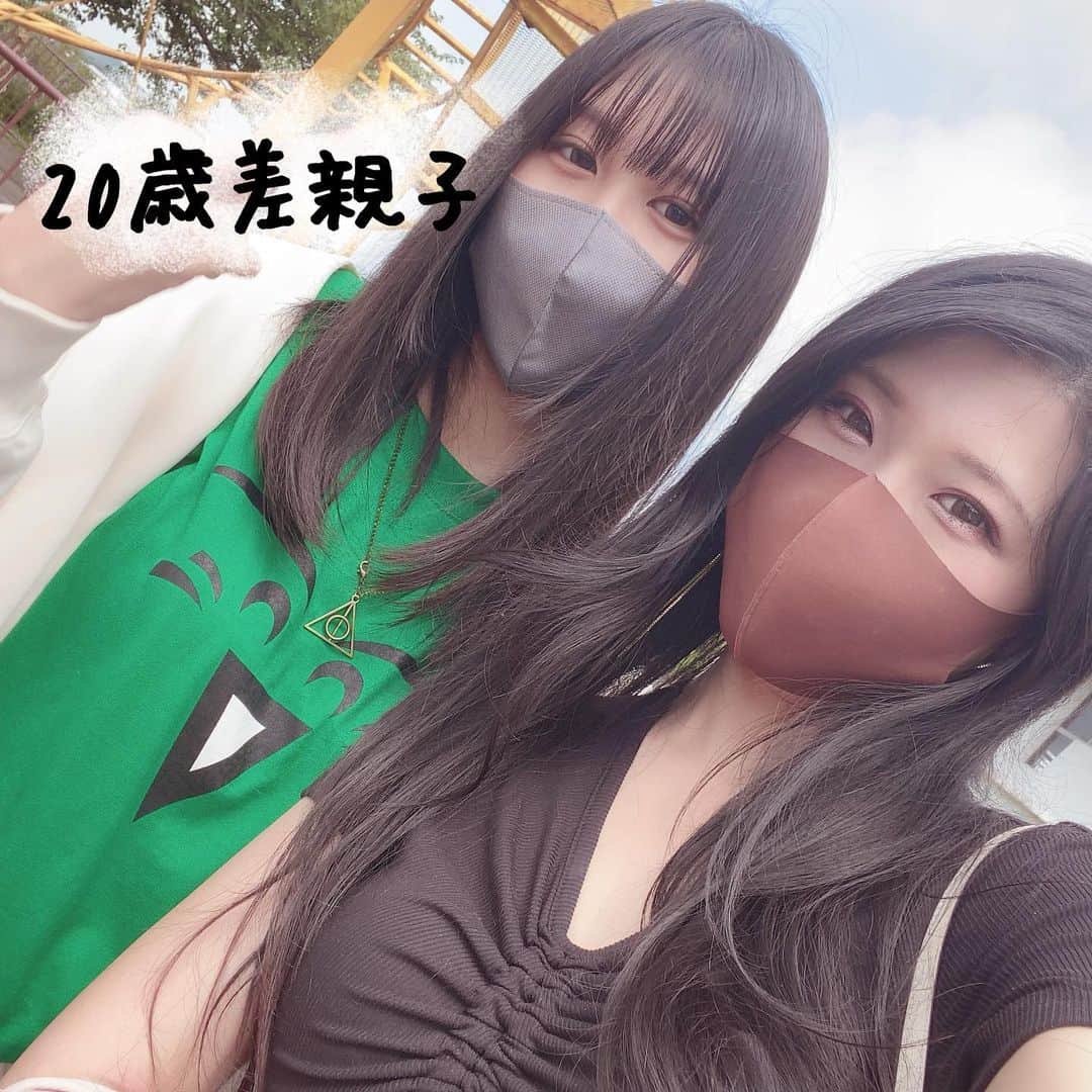 のインスタグラム：「ちょうど20歳差だよ🤍 ふたりとも日差し眩しいと 目開かない😅 夏休みの写真がまだあります！📷  #ゆわももチャンネル #ゆわもも親子  #親子コーデ  #親子 #親子日記 #ママコーデ  #中学生女子  #すだちくん」