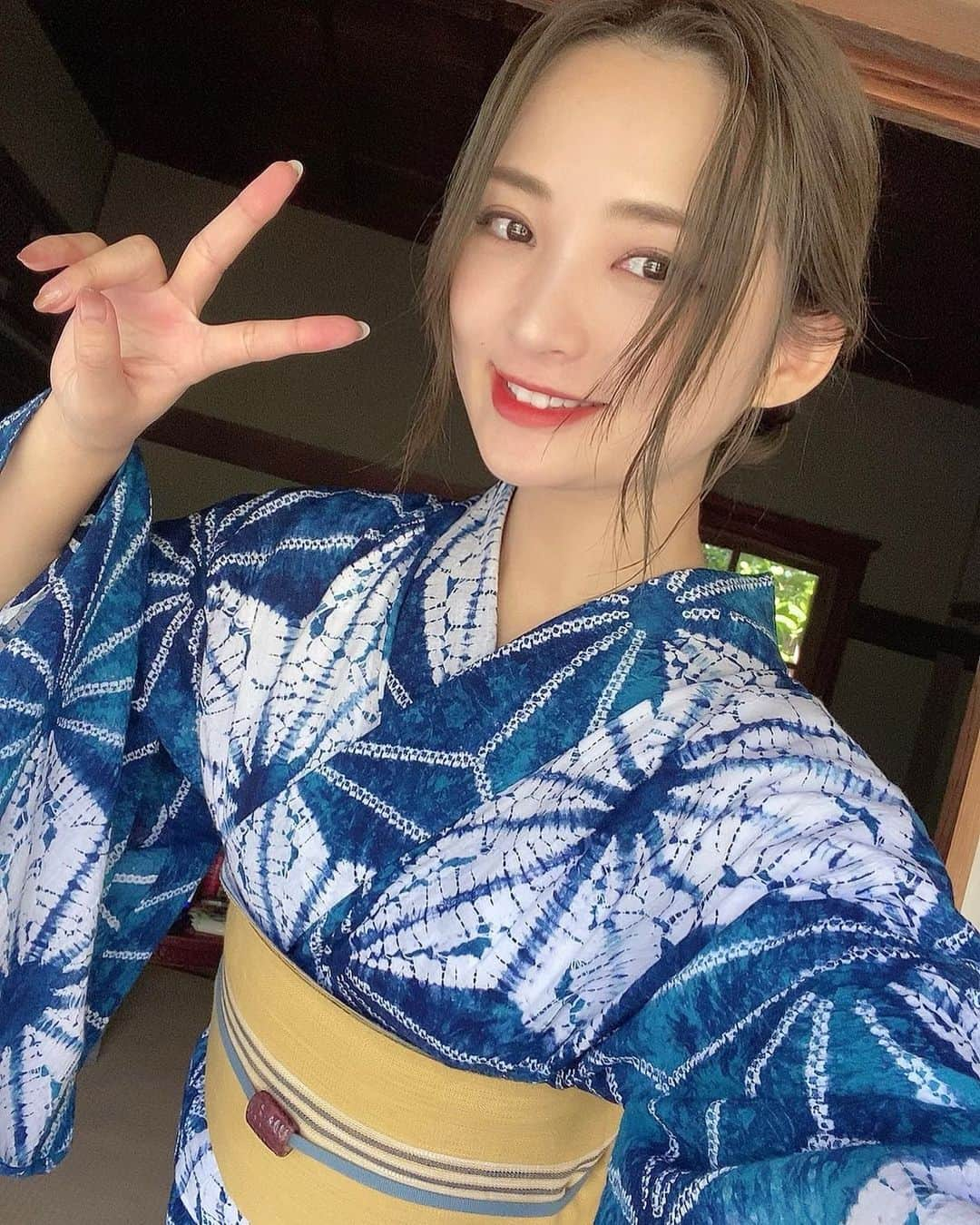 鈴木咲さんのインスタグラム写真 - (鈴木咲Instagram)「届いたばかりの浴衣で撮影してきました！ 青緑のグラデーションが美しい最高〜☺️💕  . . . . . #有松絞り#絞り#絞り浴衣#浴衣#和服#kimono#kimonostyle#kimonocardigan#撮影」8月31日 18時43分 - sakisuzuki1103