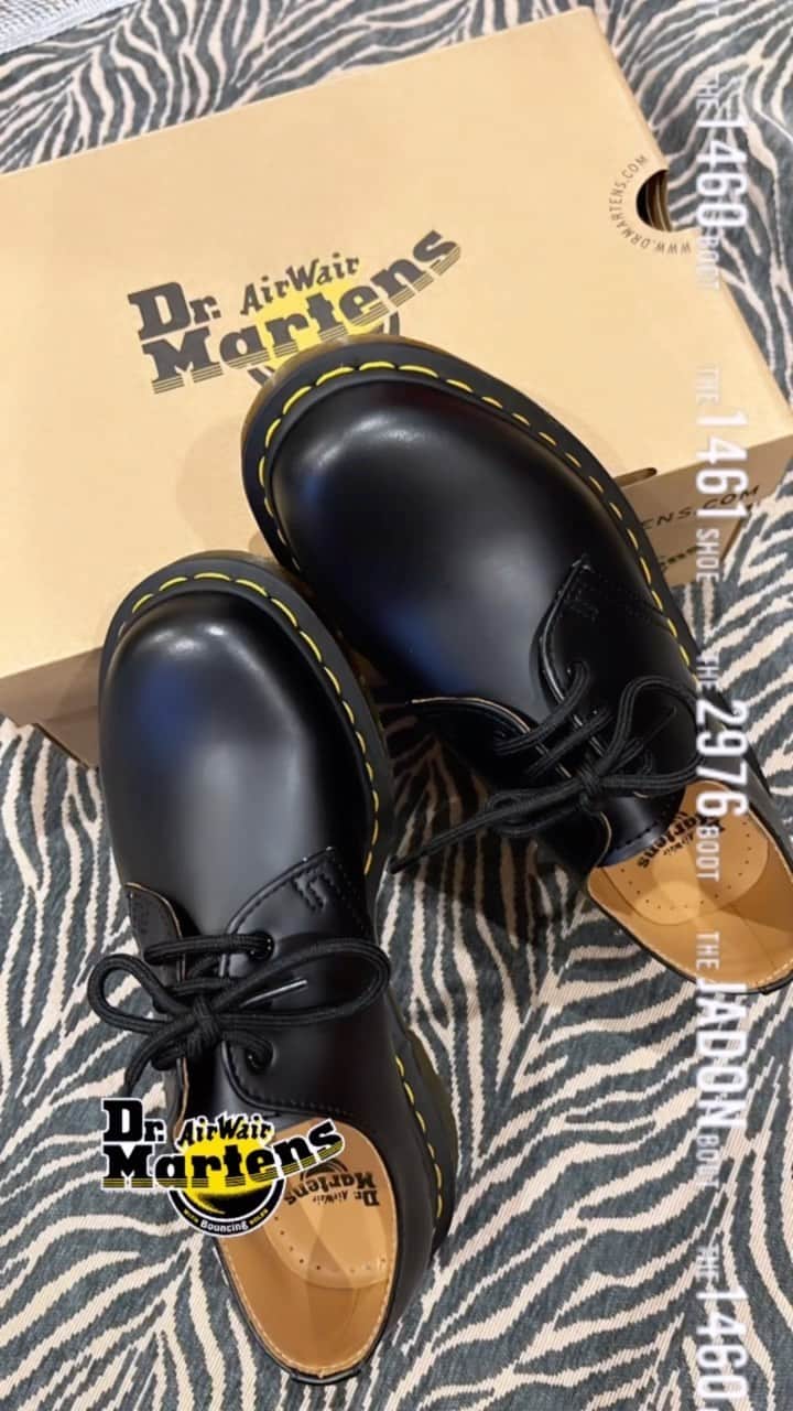 夏焼雅のインスタグラム：「new♡ この形はお初〜👢 もう少ししたらこの靴で色んなところにお出かけしたいなぁ〜♪  #ドクターマーチン1461  @drmartens_japan」