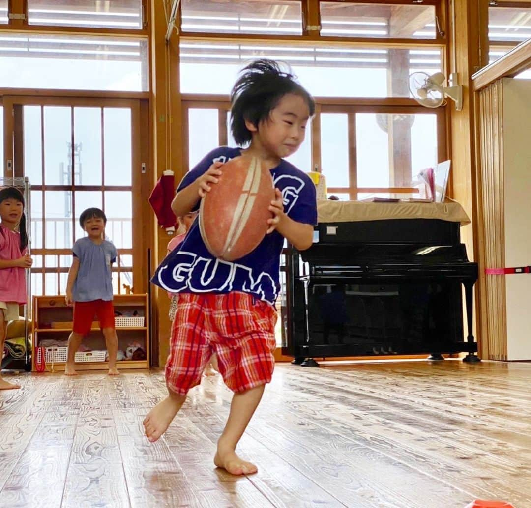 桑水流 裕策さんのインスタグラム写真 - (桑水流 裕策Instagram)「先日、福岡市の東青葉保育園さん( @higashiaoba_nursery )にて、 スポーツテイスティングプログラムを行ないました🏈  この保育園は私の息子が卒園した保育園でもあり、久しぶりに訪れた園は、 昔と変わらず先生方の優しい笑顔と、 園児たちの元気な声に溢れていてとても懐かしく感じました✨  東青葉保育園の皆さん、ありがとうございました。  #スポーツテイスティング #sportstasting #スポーツ #習い事 #訪問指導 #健康作り #教育プログラム #生涯スポーツ #マルチスポーツ #ラグビー #サッカー#鹿児島#福岡#久留米」8月31日 18時55分 - y_kuwazuru