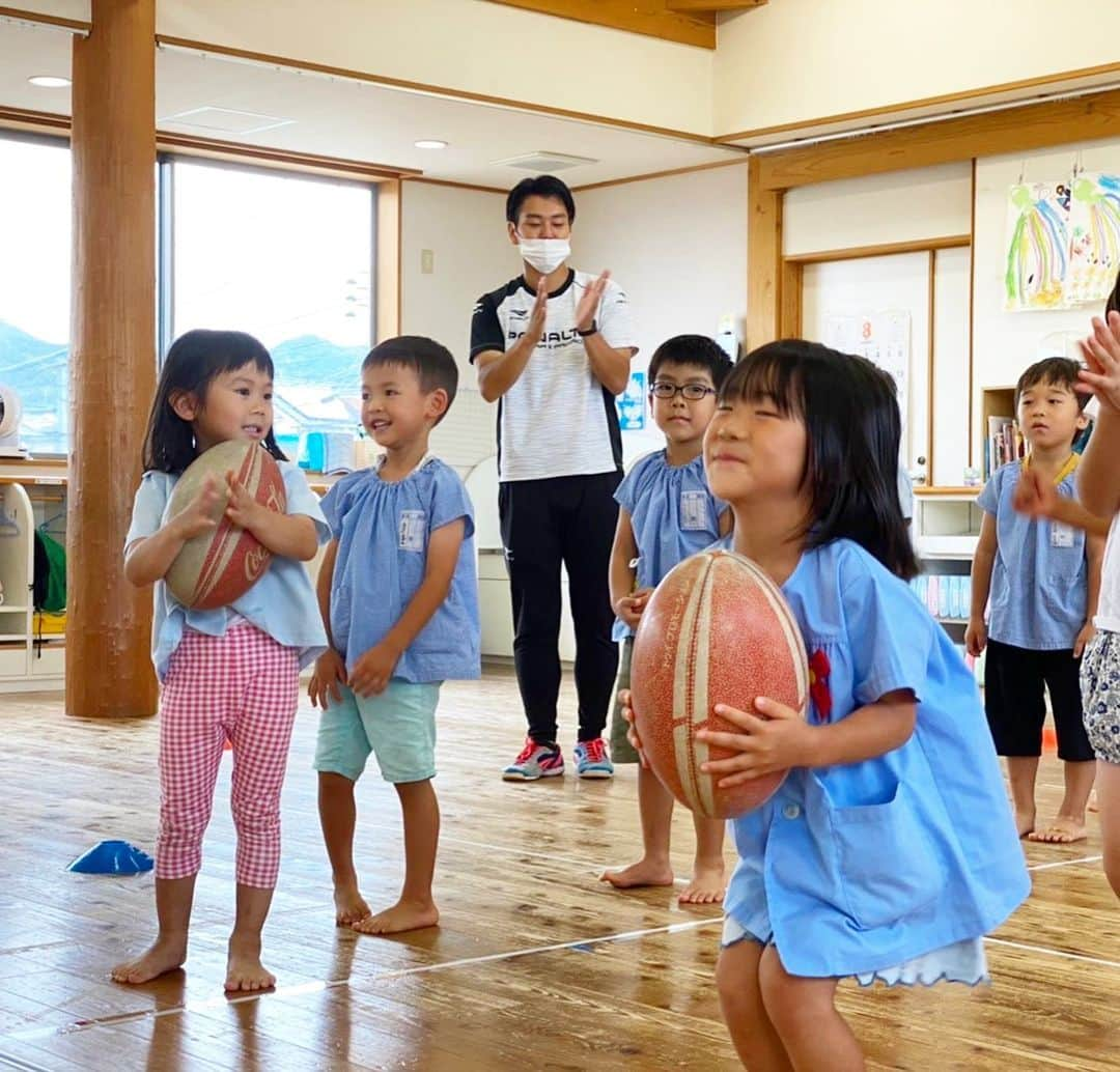 桑水流 裕策さんのインスタグラム写真 - (桑水流 裕策Instagram)「先日、福岡市の東青葉保育園さん( @higashiaoba_nursery )にて、 スポーツテイスティングプログラムを行ないました🏈  この保育園は私の息子が卒園した保育園でもあり、久しぶりに訪れた園は、 昔と変わらず先生方の優しい笑顔と、 園児たちの元気な声に溢れていてとても懐かしく感じました✨  東青葉保育園の皆さん、ありがとうございました。  #スポーツテイスティング #sportstasting #スポーツ #習い事 #訪問指導 #健康作り #教育プログラム #生涯スポーツ #マルチスポーツ #ラグビー #サッカー#鹿児島#福岡#久留米」8月31日 18時55分 - y_kuwazuru