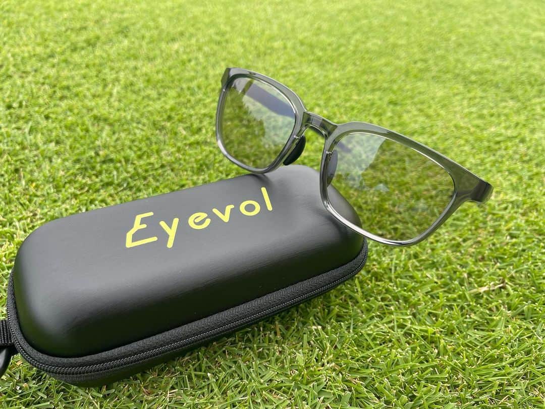 脇元華のインスタグラム：「New sunglasses🕶🖤  @eyevol_official  いつも可愛くて最強の物をありがとうございます！  品番載せます！ 『ORD Ⅲ  GRY-DG-MGY』です☺️  これでなんでも見えちゃう👀笑  #eyevol #eyevan  #golf #sunglasses #ゴルフ #脇元華」