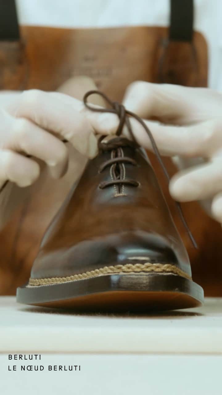 ベルルッティのインスタグラム：「- THE #BERLUTI KNOT -  The quintessence of sophistication, the Berluti shoelace knot was established by Olga Berluti in the 70’s, and passed along to her by the Duke of Windsor, who had learned it from his own grandmother. It is as infallible as it is simple, and only comes undone once his owner has decided it should, by pulling the two laces simultaneously. Learn how to tie it with our video tutorial.」