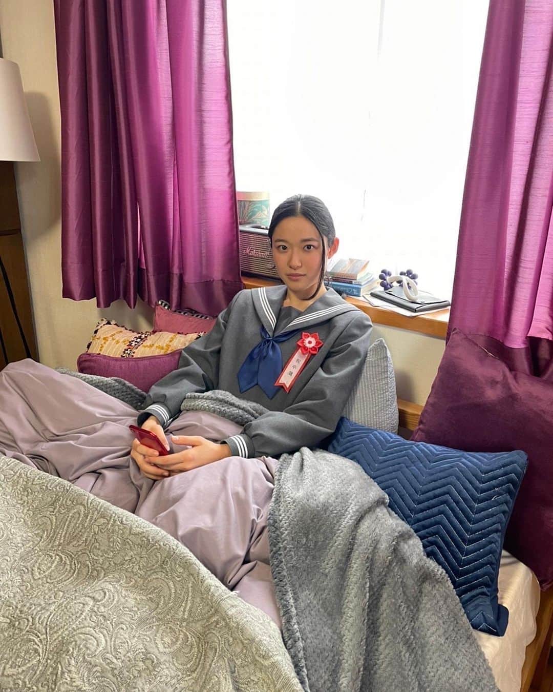 藤野涼子のインスタグラム：「昨日もお知らせしましたが…  「WOWOWオリジナルドラマ　早朝始発の殺風景」に出演します  11月4日23時30分から放送・配信スタートです  私は、5話「三月四日、午後二時半の密室」学級委員長の真面目な草間さん役で出演しました。  みずきちゃんと共演できて楽しかった〜☺︎ #早朝始発の殺風景  #茅島みずき ちゃん」