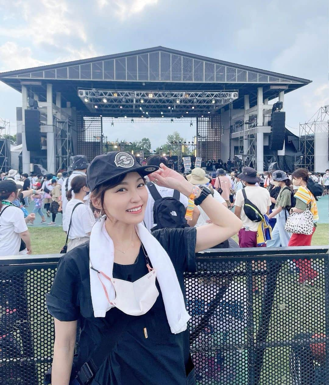 中川祐子のインスタグラム：「SWEET LOVE SHOWER 2022✨ 行ってきましたー♪ . 大好きなアーティストさんが たくさん出演していて感動✨🥹 . 相変わらずのスーパー晴れ女パワーで 天気もすごく良くて、 とにかく景色がキレイ〜🏞✨✨ 空気も美味しい！ . ノリのいいナンバーを聴いて盛り上がったあと、 山中湖を眺めながらチル♬ . さいこー💕☺️ . 屋台でひときわ目を引く いちごけずり🍓 美味しかったー💕 凍らせたイチゴをそのままかき氷みたいに削ってるの！ その上に乗せるクリームがめちゃ可愛い😍 (→動画あり、swipeして見てね) . デザートを食べたあとに ビーフたっぷりナチョスと 鳥もつ煮も 食べちゃいました😋笑 . やっぱり大の肉好きは お肉系でシメないとねん😉w . . #sweetloveshower2022 #スペースシャワーtv  #音楽フェス #musicfestival  #山中湖 #青空 #景色が綺麗 #チル #いちごけずり #ビーフナチョス #鳥もつ煮 #ウルフルズ #東京スカパラダイスオーケストラ #aimer  #アレキサンドロス」