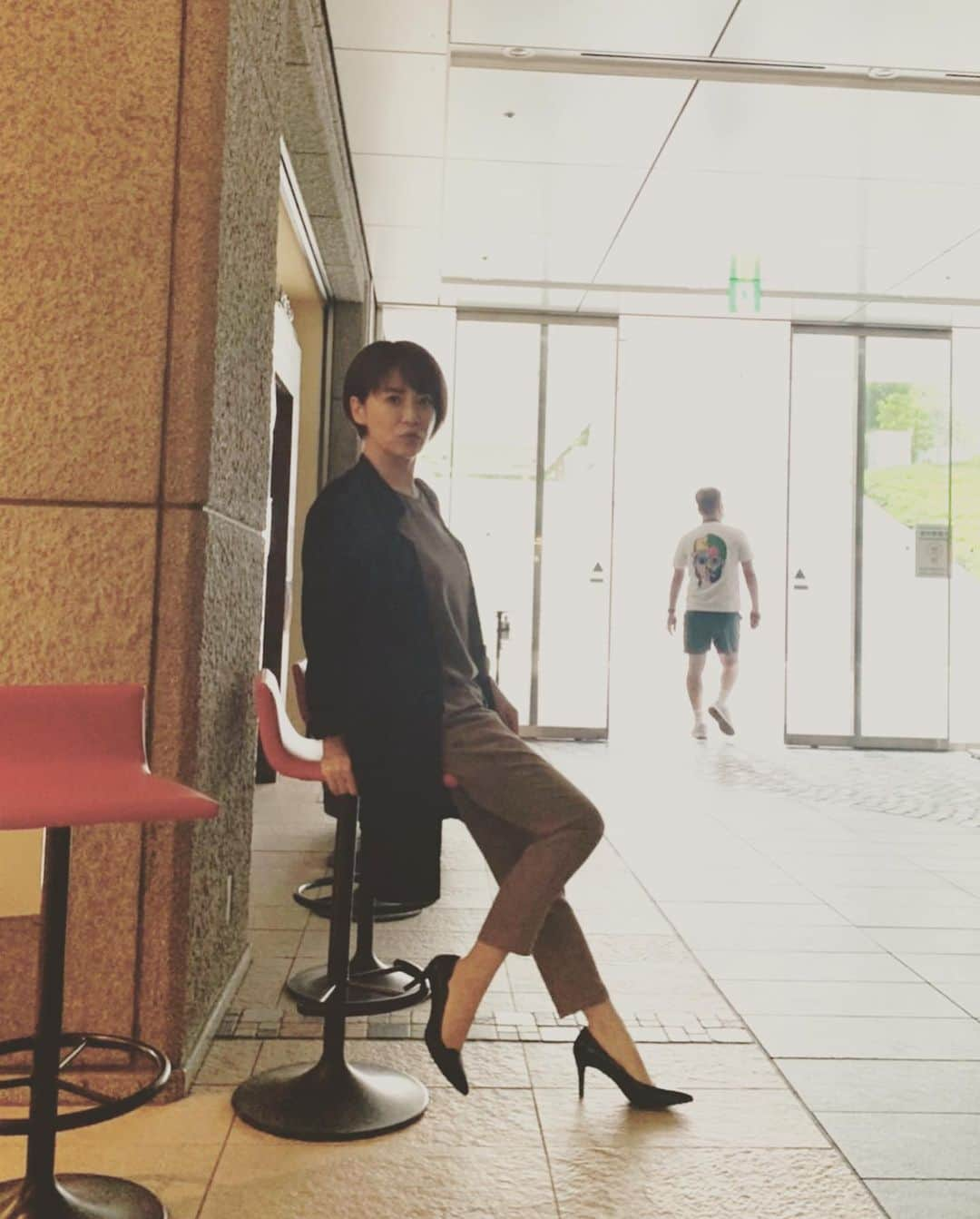 鈴木砂羽さんのインスタグラム写真 - (鈴木砂羽Instagram)「気づけば31日、、、 8月も今日でおしまい！  皆さまはどんな夏をお過ごし でしたか〜？🍉  8月は自分的には いろいろとバッタバタに 過ぎ去っていったような印象です😅💨  『相棒』の撮影も順調ですよん。 2枚目は でっかい？！ 権野監督（同い年！！） の後ろ姿がチラリ👀  9月になったら キャストの皆さんとの picもあげられたらと 思いマース😸  #相棒 #相棒season21 #亀山美和子 #ロケ  お衣装👗 #TRANSIT #DAMAcollection #deuxmilleans #KinoshitaPearl #madras」8月31日 19時42分 - bombon_sawa