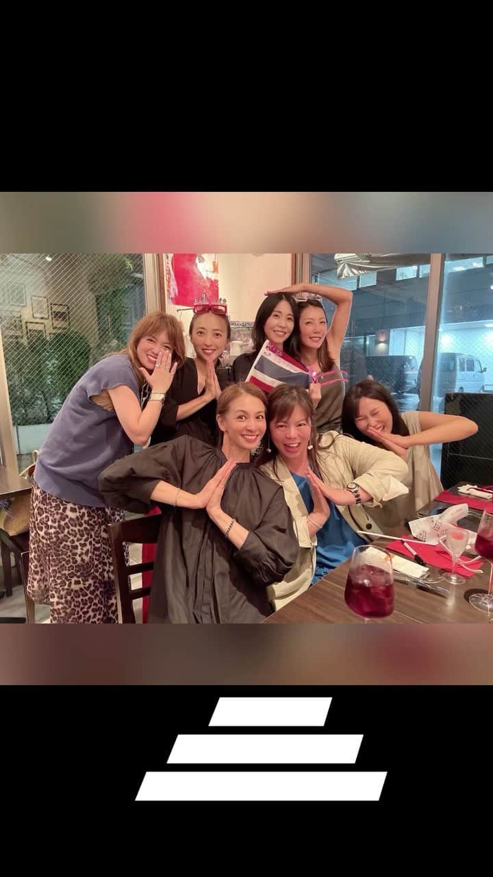 坂田陽子のインスタグラム：「やっと！ タイ🇹🇭に移住した @tomoonly0811 ともちゃんが一時帰国。 そのタイミングで節目の誕生日会を！ ・ 日本🇯🇵とタイ🇹🇭の国旗に誕生日のメッセージ書いて 北青山のスペイン料理店🇪🇸 @elpuente2013 さんで🤣 ・ いつもの タスキとメガネも忘れない笑笑（大分くたびれてきた🤣気のせい笑？） ３年経ってもなんも変わらんね笑 ・ よく笑った夜だった。 久しぶりでも おんなじ話ばっかりしても 何度だって繰り返そう。 こんなゆるい感じで🤣 ・ ともちゃん、今度はタイ🇹🇭で会おうね！（その前に名古屋か🤣？） お土産にもらったタイパンツが履き心地良過ぎて ベッドから出られないダメ人間になりそうだよ🤣🤣」