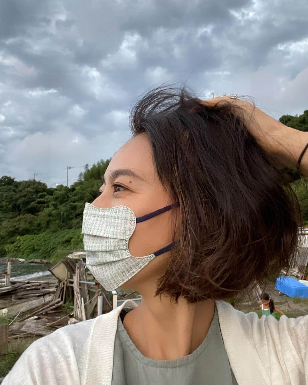 小泉里子のインスタグラム：「一時帰国中に絶対に買うものと言ったら「マスク」。 毎度、日本のクオリティーの高さには驚きなのですよ。  今回の帰国では、大量に買って帰るマスクはこれ。 @D.masque  こんなのドバイに絶対ないな。 きっと付けてたら、どこで買ったの？と聞かれそう。  今や洋服に合わせたマスク選びが出来る時代ですよ。 そのうちマスクに合わせたコーディネートもありかもね。  デザイン、柔らかい付け心地、 もはや付けてる方が小顔っていう。特に顎のラインね。😂  お気に入りがあると、マスク付けるのも楽しくなるわ。  #不織布マスク  #incollaborationwithdmasque」
