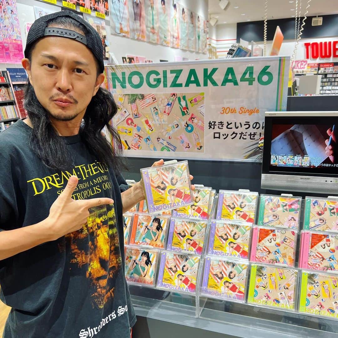 のインスタグラム：「日頃よりKubotyを応援ご愛顧してくださる皆様に朗報です。  ついにクボがやりました！！  本日リリース！！！  乃木坂46の30thシングル『好きというのはロックだぜ！』に収録されている『ジャンピングジョーカーフラッシュ』の作編曲やらせていただきました！！！  もちろんギターも弾いてます。Type-Bに収録されていますよ、Type-B！！！  TOTALFAT脱退くらいから挑み続けているので苦節3年、途方もない数の曲を書き続けようやく。手応えも全くない中、諦めずに続けて本当に良かった。石の上にも三年と昔の方が言ったようですが、ガチで3年した。諦めないで挑み続けることの大切さを証明できた気がします。  『ジャンピングジョーカーフラッシュ』のMVがYouTubeで見れます、サブスクでも聴けます。是非チェックしてください！！  そして僕の急なお願いに二つ返事で応えてくれた仲間たちがRECに参加してくれました。  Bass 長島涼平 @ryoheeey  Tp シーサーさん @__seasir__  Sax ナリさん @nari0109  オルガン なわっち @hisashi_nawata  という素晴らしいメンツ！！！  サポートで帯同していたMONGOL800のetc.worksツアーの勢いでetc.workers（粒さんを除く）＋涼平でレコーディング！！バンド感溢れる演奏も是非聞いてください〜！！！  今後この曲のプレイ動画もアップしますので、引き続きチェック＆応援よろしくお願いします！！！  #kuboty #秋元康 #乃木坂46  #ジャンピングジョーカーフラッシュ  #好きというのはロックだぜ」