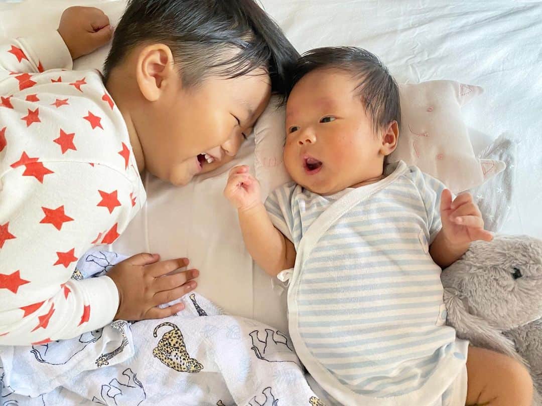 Mai Wakimizuのインスタグラム：「今朝もいつも通り娘の横に寝転びキャッキャと喜んで遊ぶ息子。2.3分後うとうとし始めてそのまま夢の中へ。笑(2枚目)まさかと思い寝たフリだろうと見守っていたけどどうやら本気寝でびっくり！娘もあれ？にいに寝たの？という感じでした。笑 娘のベビーベットで狭いだろうに、はみ出ながらもこのまま2時間半爆睡。5.6枚目、ふと様子を見に行くと手を繋いでて私はもう涙が出ました（；＿；）♡笑  #生後1ヶ月#女の子ベビー#2歳1ヶ月#2歳男の子#兄妹」