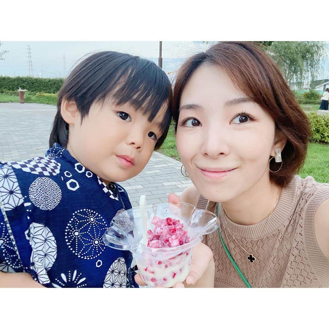 永峰絵里加のインスタグラム：「🍧🍧🍓❤️ ・ かき氷を買ってあげようと思ったら 氷いちごというメニューがあったので頼んでみた。  見本の3分の1の量で出てきてビックリしたけど笑笑(写真のカップ山盛りでくるハズだった私の中では🤣) 美味しかったなー。またお祭りで見かけたらつい買っちゃいそう笑  フローズンストロベリーと練乳の組み合わせには長男もにんまり。  ・ ・ ・ #frozenfood #summerfestival #momandson #夏の楽しみ #ひんやり #夏の小さな思い出」