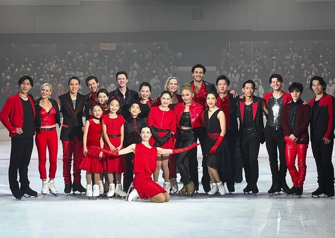 村元哉中のインスタグラム：「Friends On Ice 2022 ✨ 3日間6公演無事に終了しました！ ずっと憧れていたアイスショーに今回初めての参加で、最高のフレンズファミリーと一緒に時間をすごせてとても楽しかったです⭐️ そして、荒川さんをはじめ、全スケーターのパフォーマンスに圧倒の日々でした！みんな素敵すぎて、、フィギュアスケートの魅力を改めて感じ、毎日刺激をたくさんもらいました！ありがとうございました🫶  ⠀いよいよかなだいシーズンスタートです！今回の経験を活かして、頑張ります！🔥 ⠀  Thankyou!!! Miss you all❤️🖤」